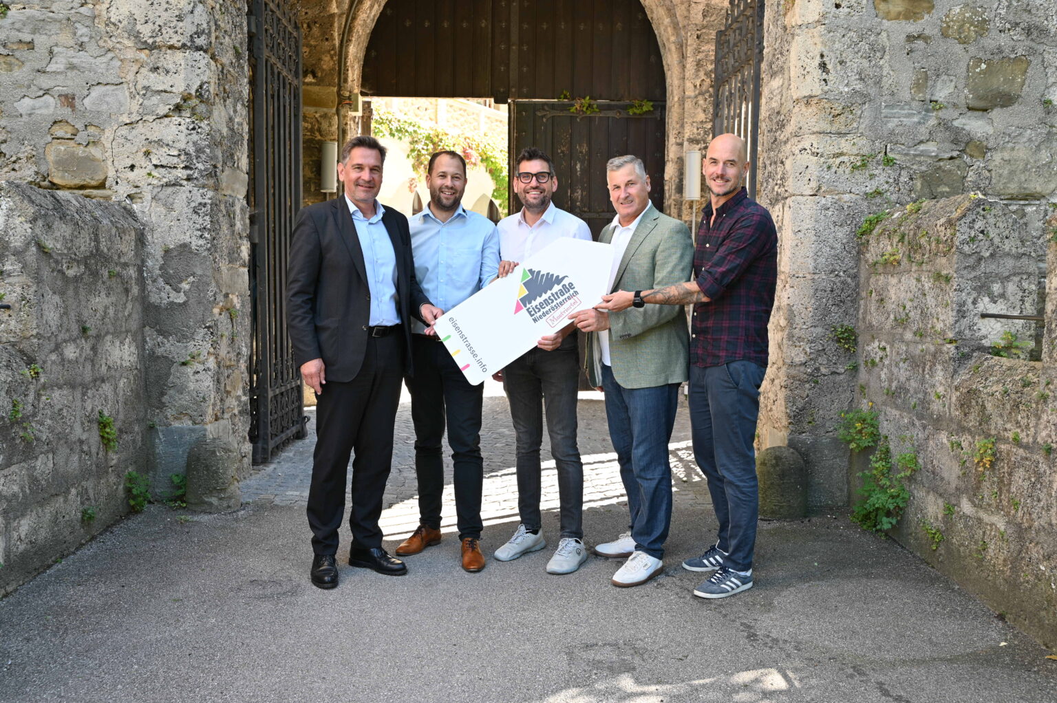 Das Veranstaltungsteam lädt zur hochkarätigen Eisenstraße-Netzwerkveranstaltung „Metal Highway – Wirtschaft im Umbrauch“ am 16. Oktober 2025 im Schloss Rothschild