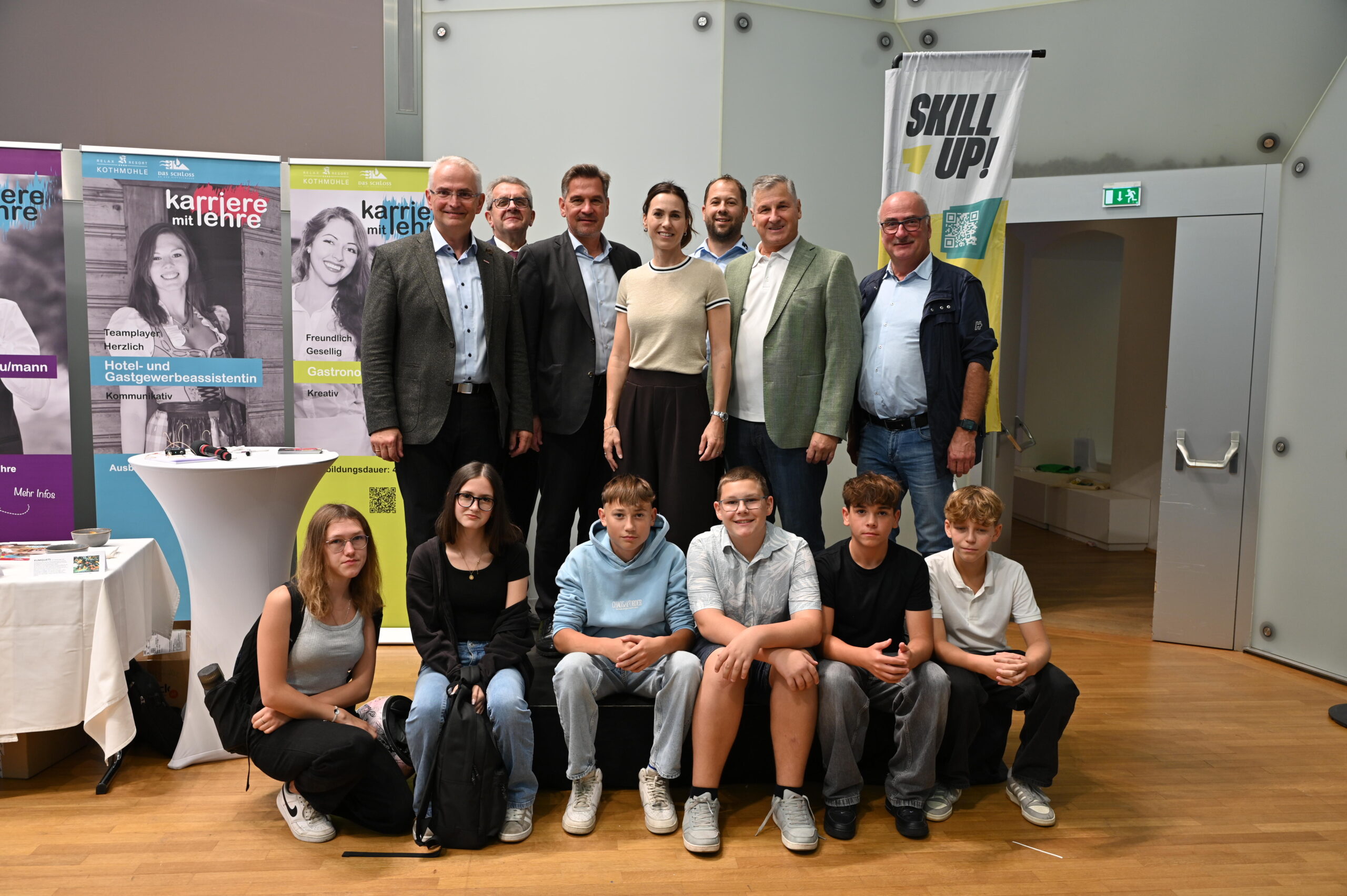 Vertreter:innen des Vereins „Mein Lehrbetrieb“, der Stadt Waidhofen a/d Ybbs, der Marktgemeinde Ybbsitz und Wirtschaftskammer freuen sich gemeinsam mit Key Note Speakerin Viktoria Schnaderbeck und Schüler:innen über den großen Anklang bei der 10. Auflage des Skill up! Karriere Clubbings in Waidhofen a/d Ybbs.