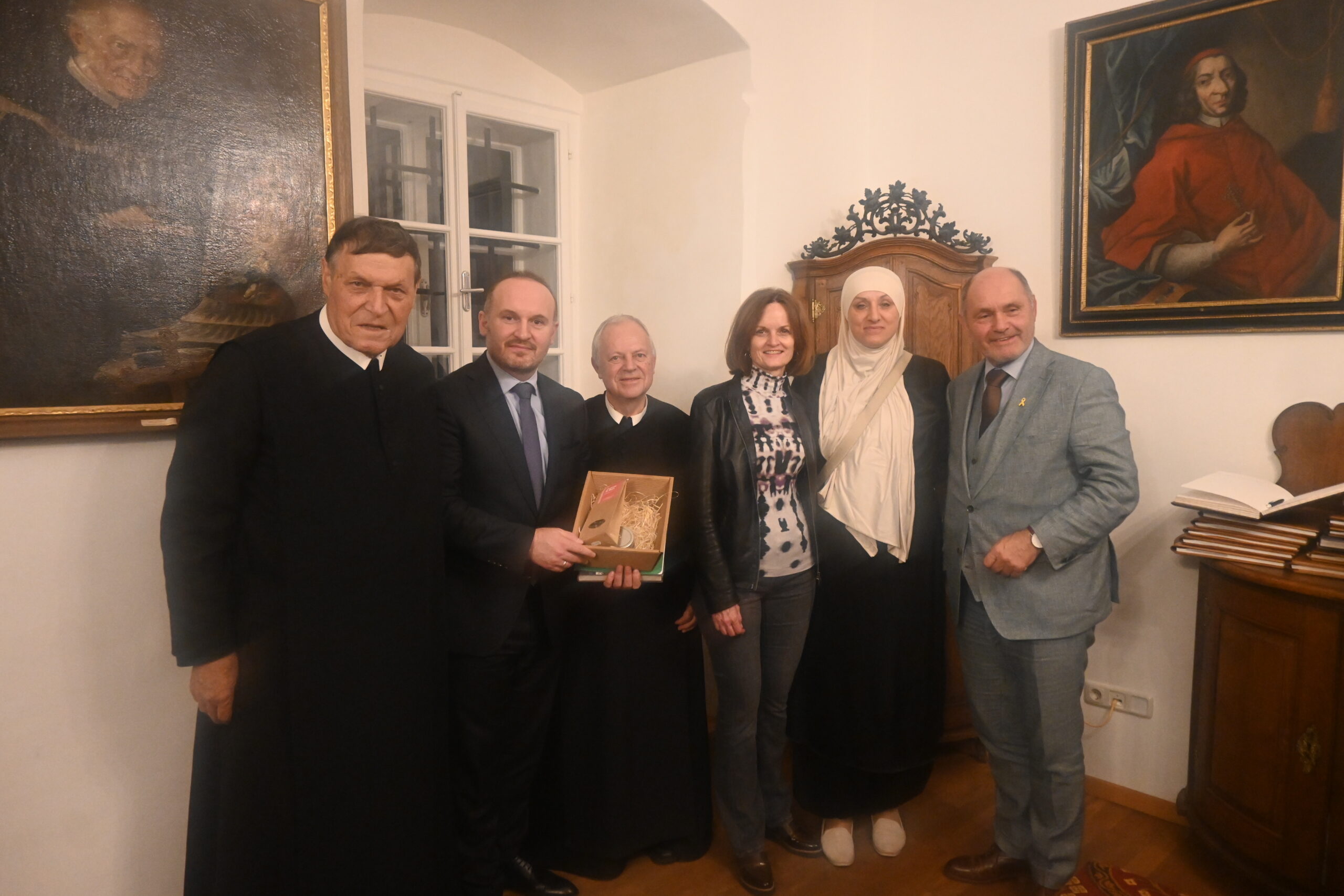 Gäste, Vertreter:innen des Fördervereins Basilika Sonntagberg und der Islamischen Glaubensgemeinschaft, freuten sich über das erfolgreiche „Sonntagberger Nachtgespräch“ – Ein Beitrag, um im gemeinsamen Dialog miteinander und füreinander weiterzudenken.