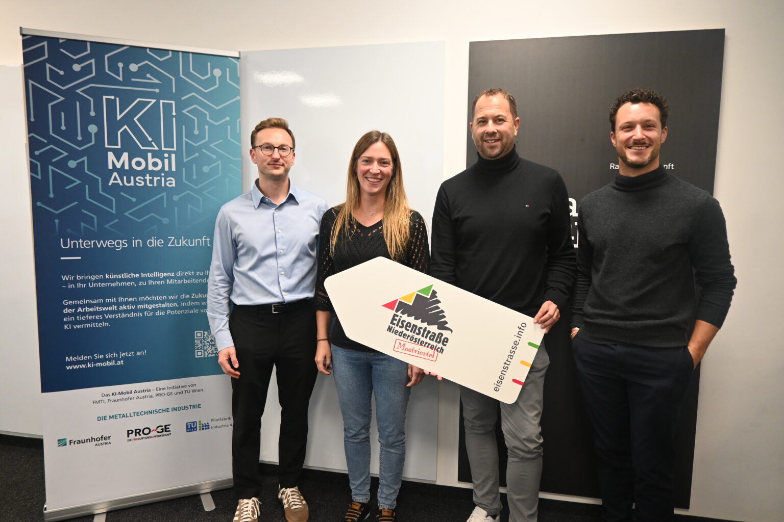 Freuen sich über einen gelungenen Metaller-Stammtisch Spezial: Georg Eberwein (Fachverband Metalltechnische Industrie), Verena Sindhuber (beta campus Waidhofen a/d Ybbs), Eisenstraße-Themenfeldsprecher Markus Felber und Benedikt Fuchs (Fraunhofer Austria)