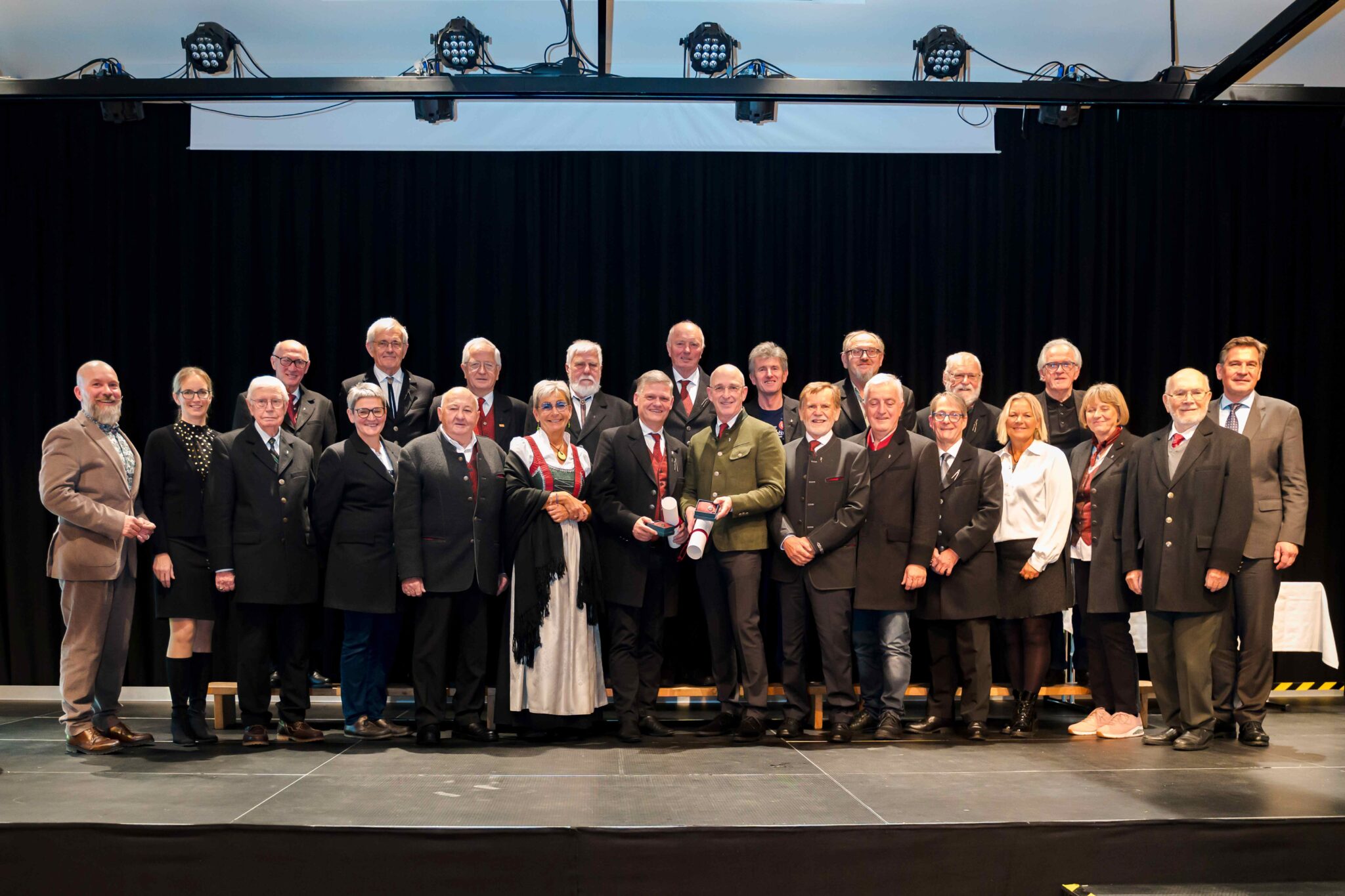 Schwarze Gräfinnen und Grafen mit dem Obmanteam der Eisenstraße bei der 35 Jahre Jubiläumsfeier