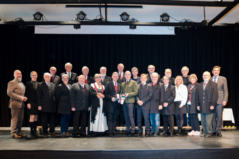 Ein besonderer Moment: Unsere neu geehrte Schwarze Gräfin Bgm.a.D. Christine Dünwald-Specht und Schwarze Grafen Abg.z.NR Andreas Hanger, KommR Dr. Christoph Jordan und Bgm.a.D. Martin Ploderer inmitten vieler langjähriger Schwarzer Gräfinnen und Grafen als Botschafter:innen der Region, verbunden durch ihr außergewöhnliches Engagement, gemeinsam mit dem Obmann Team der Eisenstraße Niederösterreich: Bgm. Reinhard Nosofsky (Obmann Stv.) und Bgm. Manuela Zebenholzer (Obmann Stv.) (ganz links) und Bgm. Werner Krammer (Eisenstraße-Obmann) (g.r.)