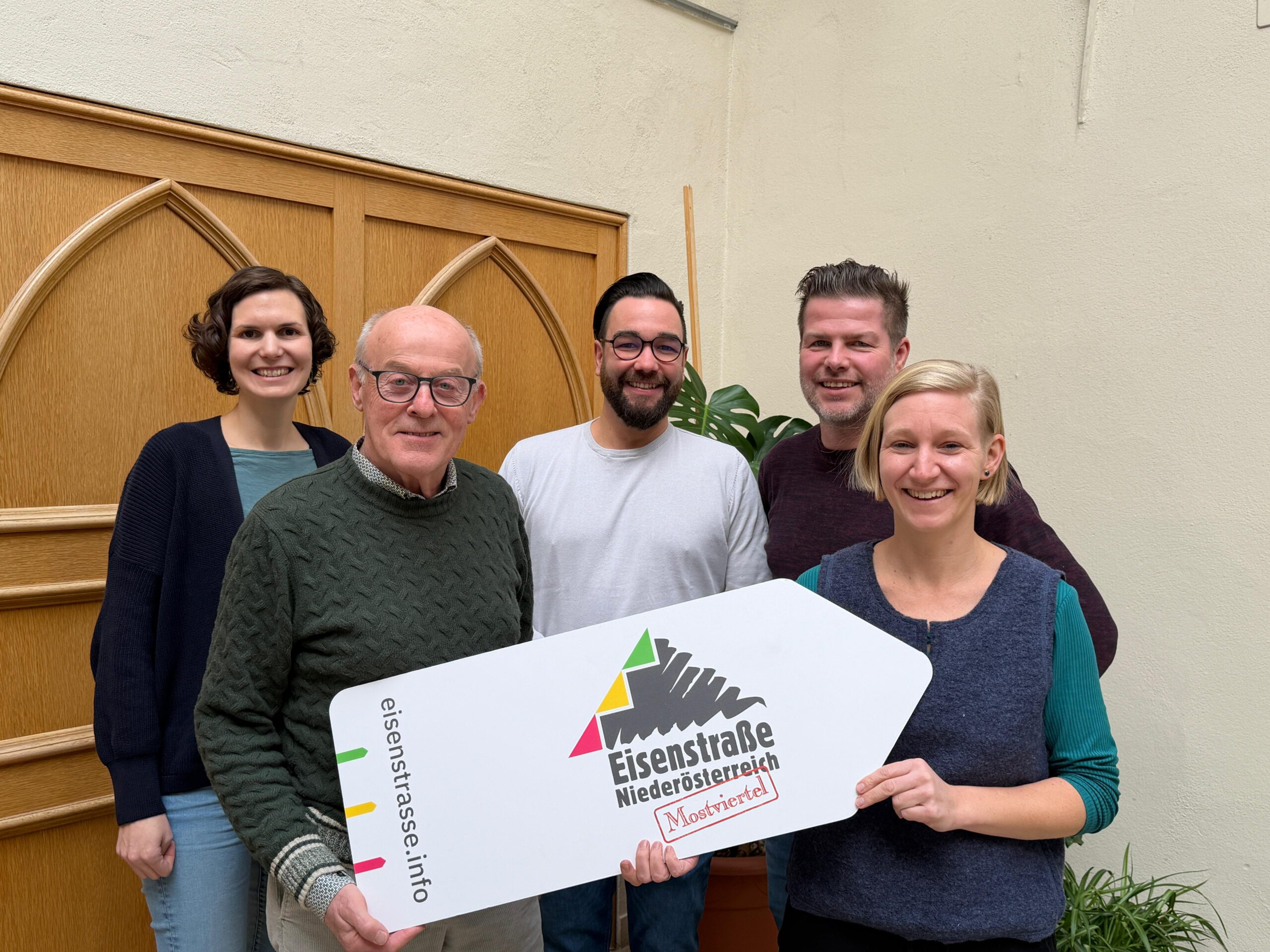 Projektleiterin Anna Janz (Eisenstraße Niederösterreich) und die vier Ortskernentwickler:innen Johann Stixenberger (Waidhofen/Ybbs), Philipp Pflügl (Scheibbs), Dietmar Gindl (Purgstall), Margit Fuchsluger (Ybbsitz). (v.l.n.r.)