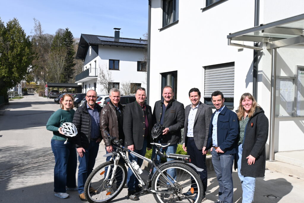 Die Bürgermeister des Kleinen Erlauftals, sowie Vertreterinnen der Eisenstraße Niederösterreich und des Mobilitätsmanagements des Landes Niederösterreich freuen sich auf zahlreiche Radbegeisterte beim Tag der Pedalritter am 25. Mai 2026: Bettina Rehwald (Eisenstraße Niederösterreich), BGM Friedrich Salzer (Wolfpassing), BGM Harald Gnadenberger (Gresten), BGM Franz Sonnleitner (Wang), BGM Christian Lothspieler (Steinakirchen), BGM Raimund Schuster (Gresten-Land), BGM Manfred Wieser (Randegg) und Hanna Gratzer (Mobilitätsmanagement NÖ) (v.l.)