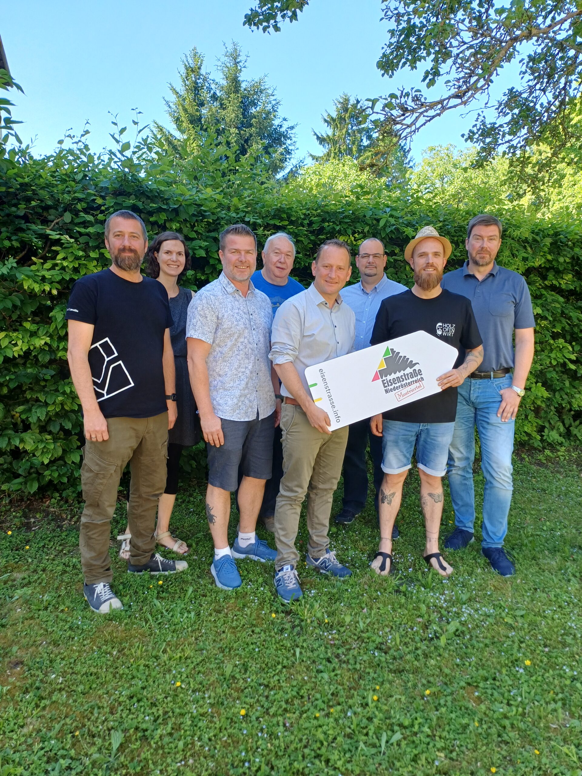 Die Jury – GR Christian Müller, Anna Janz (Eisenstraße NÖ), Dietmar Gindl (Ortskernentwickler und Obmann Wirtschaftsbund), Josef Fuchs, Bgm. Harald Riemer, Philipp Baumgartner (riz up), Gründer Daniel Martinetz, Augustin Reichenvater (WK Niederösterreich) v.l.n.r. – freut sich über den neuen „Holzofenwirt“.