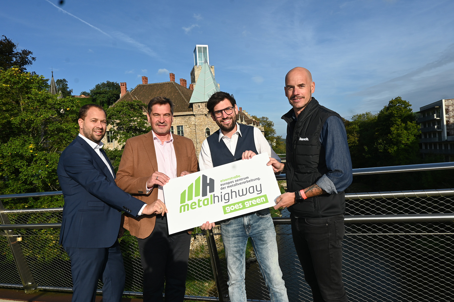 Laden am Donnerstag, 21. Oktober, zur hochkarätigen Eisenstraße-Netzwerkveranstaltung „Metal Highway goes green“ ins Schloss Rothschild ein: Eisenstraße-Themenfeldsprecher Markus Felber, Eisenstraße-Obmann Bürgermeister Werner Krammer und die beiden Event- und Marketingprofis Thomas Wagner und Richard Abfalter (v.l.).