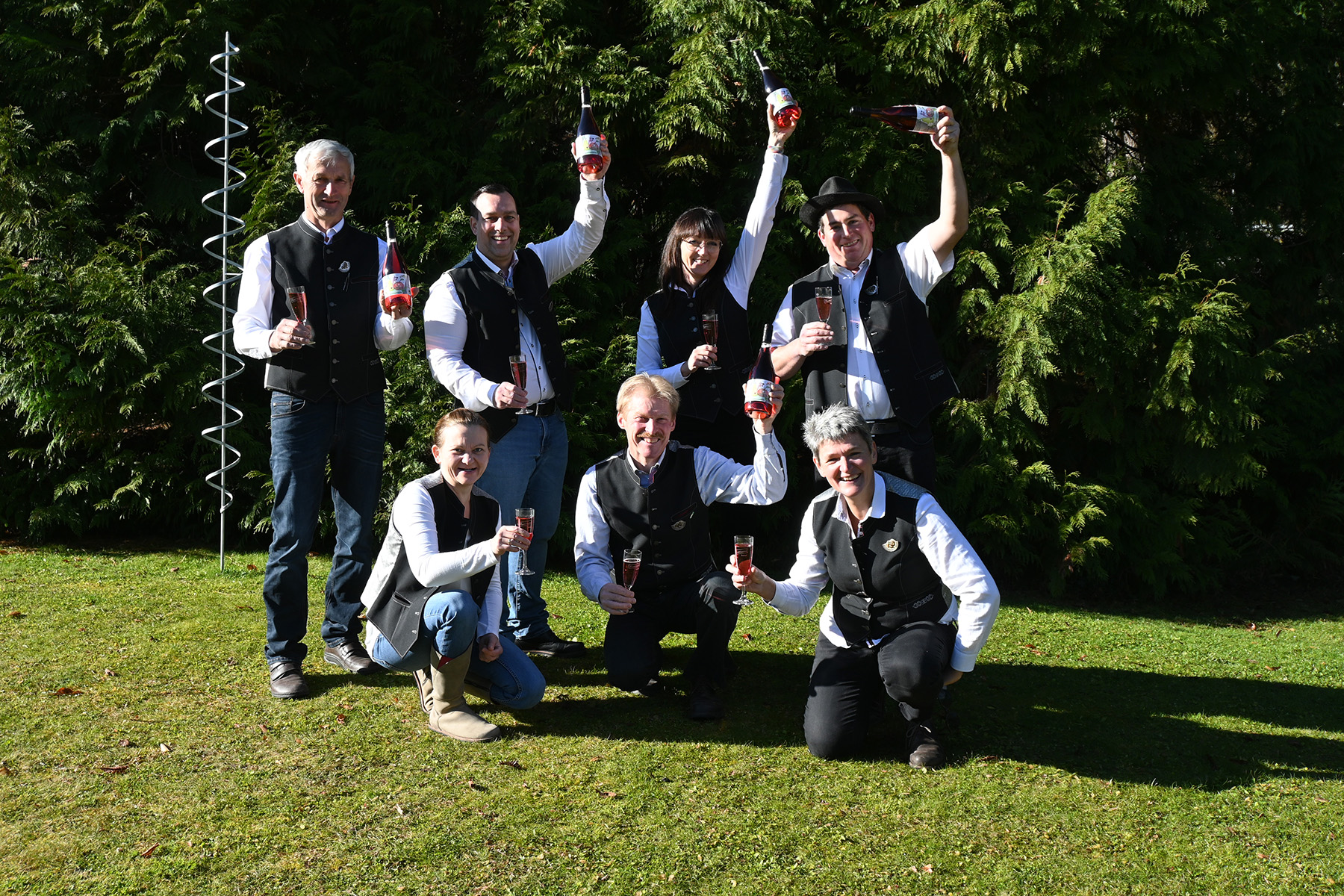 Die Schmiedmostbauern lassen es mit ihrem neuen Produkt zischen: Heide Maria Heigl (Wang), Adi und Poldi Adelsberger (Randegg) (vorne v.l.) sowie Konrad Sonnleitner (Waidhofen an der Ybbs), Jürgen Fenzl (Scheibbs), Karin Kern (Steinakirchen) und Augustin Frühwald (Reinsberg) (hinten, v.l.) präsentieren den „Schmiedi-Zisch“. Nicht am Bild: Familien Aigner (Gresten-Land) und Lueger (Opponitz).