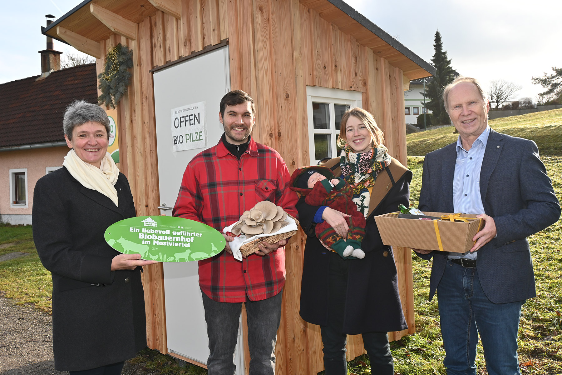 Der HaDa-Hof in Gresten-Land ist jüngstes Mitglied in der BioRegion Eisenstraße: BioRegion-Sprecherin Poldi Adelsberger, die frisch gebackenen Eltern Harald Frühberger und Daniela Bogenreiter mit ihrem Sohn Viktor sowie Bürgermeister Erich Buxhofer (v.l.).