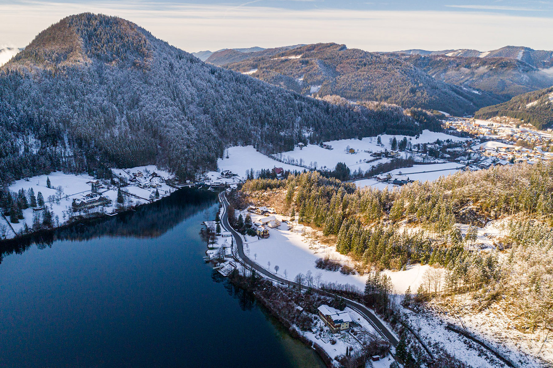 Nachdem die Gemeinde Lunz am See über eigene Wasserkraftwerke verfügt, könnte im Falle eines landesweiten Stromausfalles über einen eigenen Stromkreis systemrelevante Infrastruktur versorgt werden. Das Konzept wird am Donnerstag, 3. März, um 16 Uhr im Haus der Wildnis vorgestellt. Foto: Gerald Prüller/Cleanhill Studios