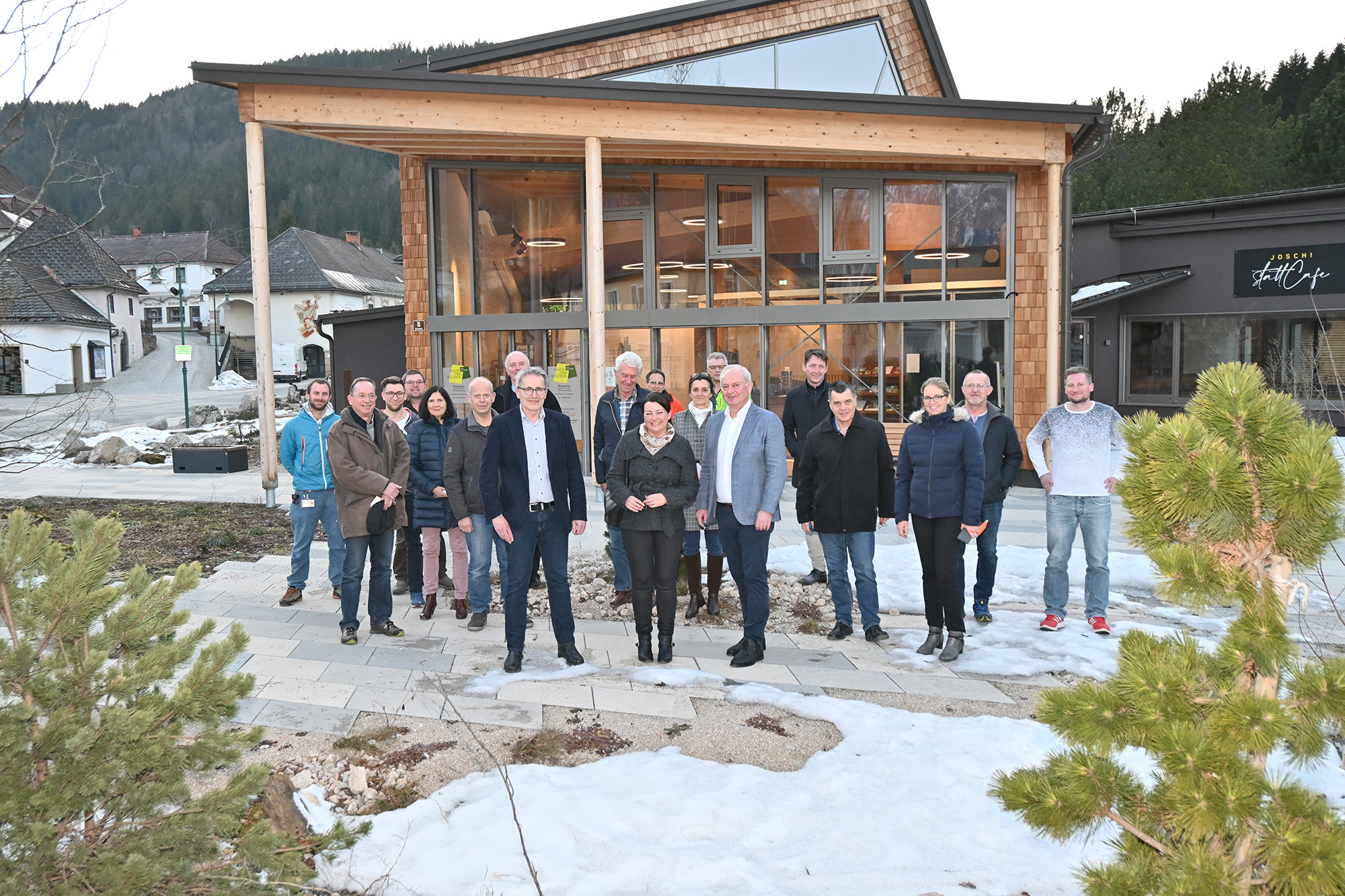 Gemeindevertreter sowie interessierte Bürger nahmen an der Eisenstraße-Informationsveranstaltung zum Thema Blackout im Haus der Wildnis in Lunz am See teil. Vorne im Bild: E-Werk-Betreiberin Michaela Schwaighofer, Bürgermeister Josef Schachner und Vortragender Gerhard Meißl.