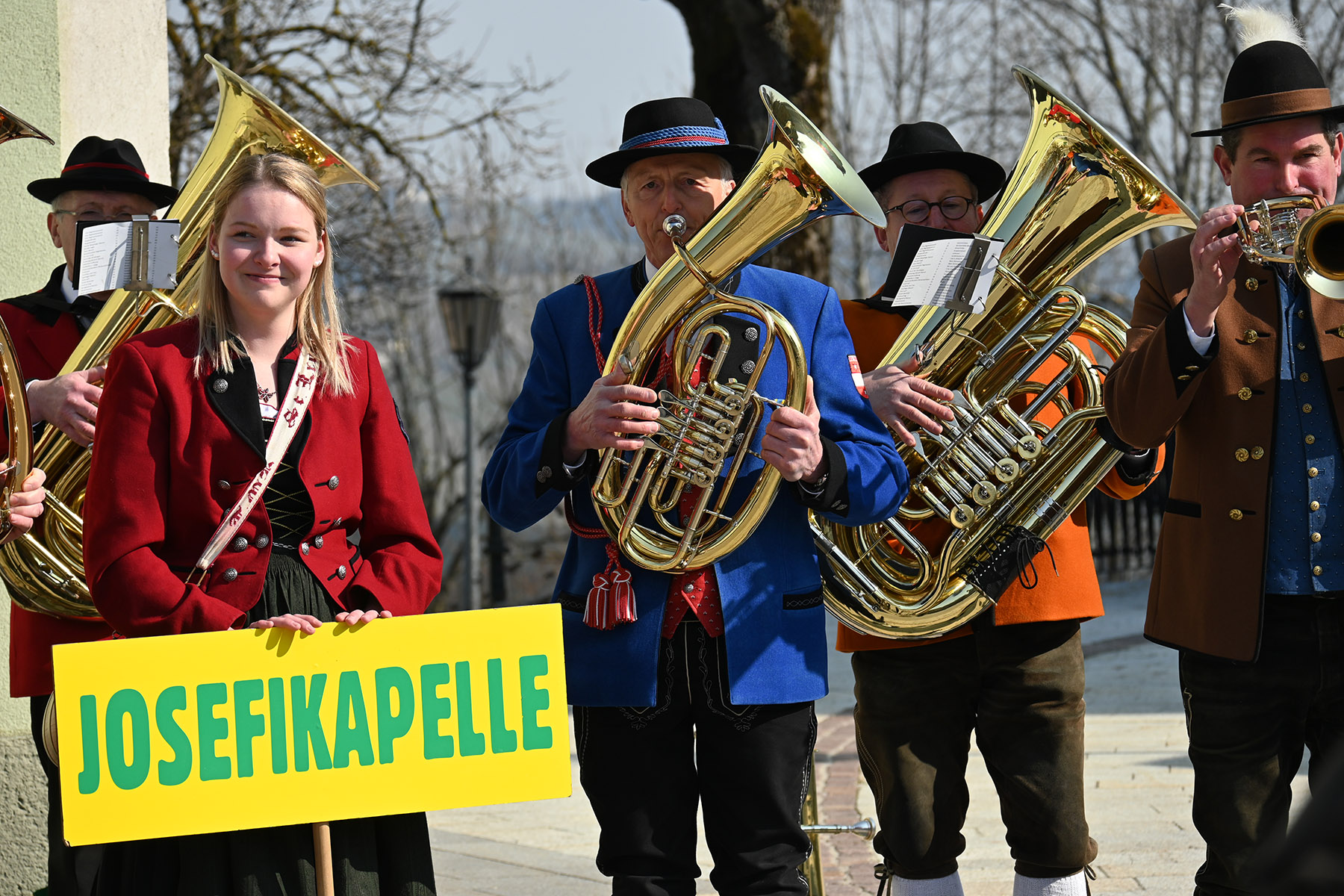 Die Josefikapelle gab am Seppentag ein Platzkonzert vor der Kirche, Sophie Hintsteiner von der TMK St. Leonhard am Walde sorgte als Marketenderin für das leibliche Wohl der Zuhörer.