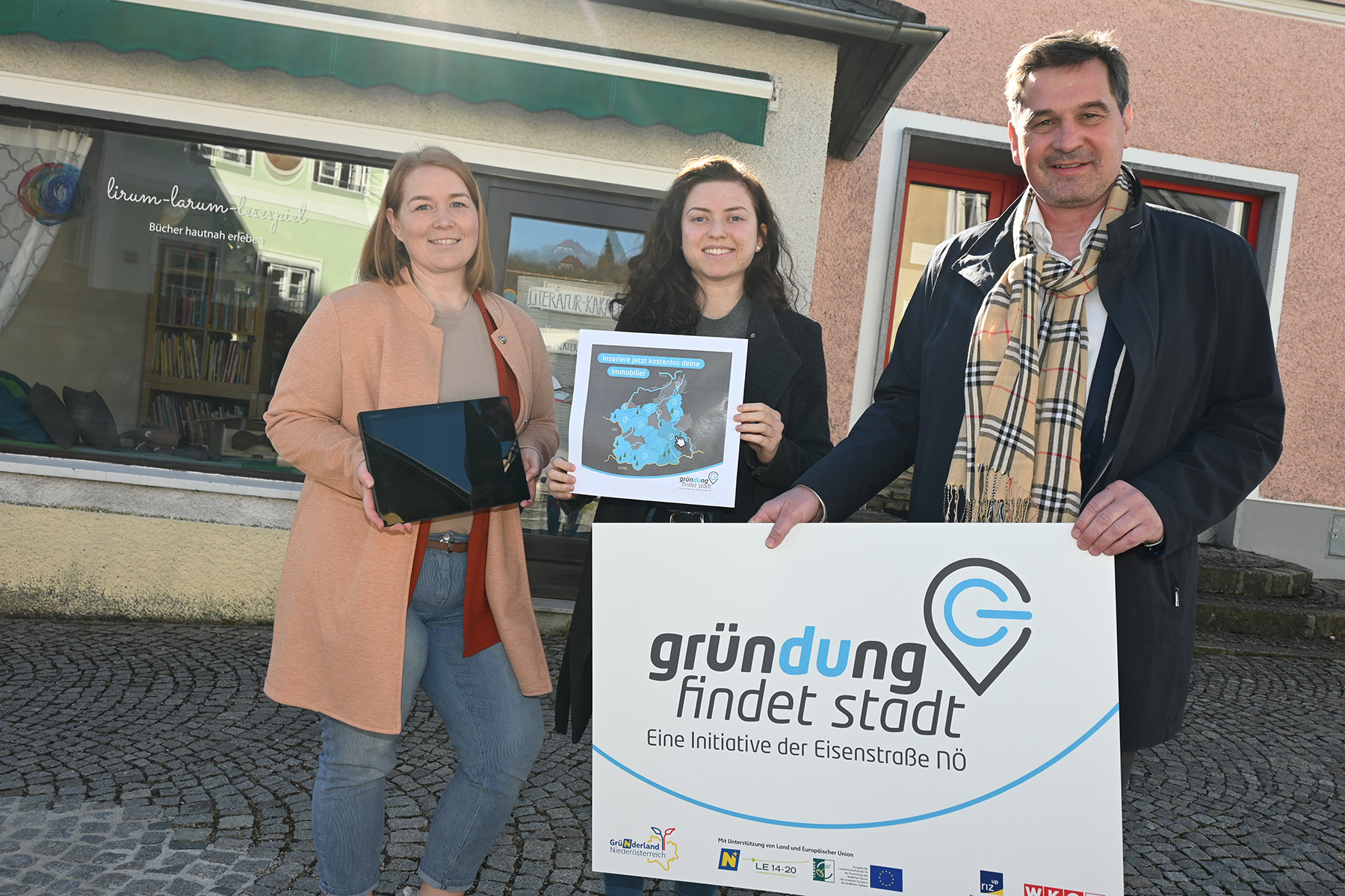 Immobilien abrufen und kostenlos inserieren, das LEADER-Projekt „Gründung findet Stadt 2.0“ macht’s möglich: Eisenstraße-Projektleiterin Bettina Rehwald, FALKEmedia-Webdesignerin Hannah Döcker und Eisenstraße-Obmann Bürgermeister Werner Krammer präsentieren die neue Seite www.gruendungfindetstadt.at. Foto: www.eisenstrasse.info