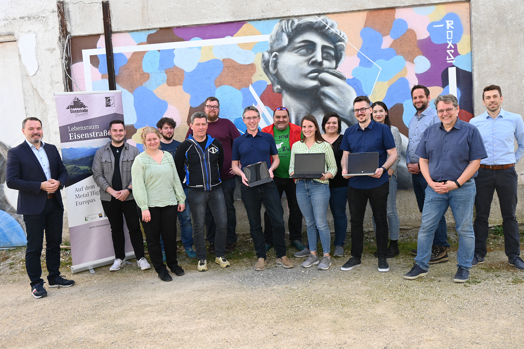 Beim Projektauftakt im beta-campus in Waidhofen an der Ybbs: Die Pädagogenteams der teilnehmenden Schulen gemeinsam mit Schulqualitätsmanager Dietmar Nahringbauer (l.) und den beiden Schulcoaches Alfred Schierer (2.v.r.) und Leonhard Kern (ganz rechts).