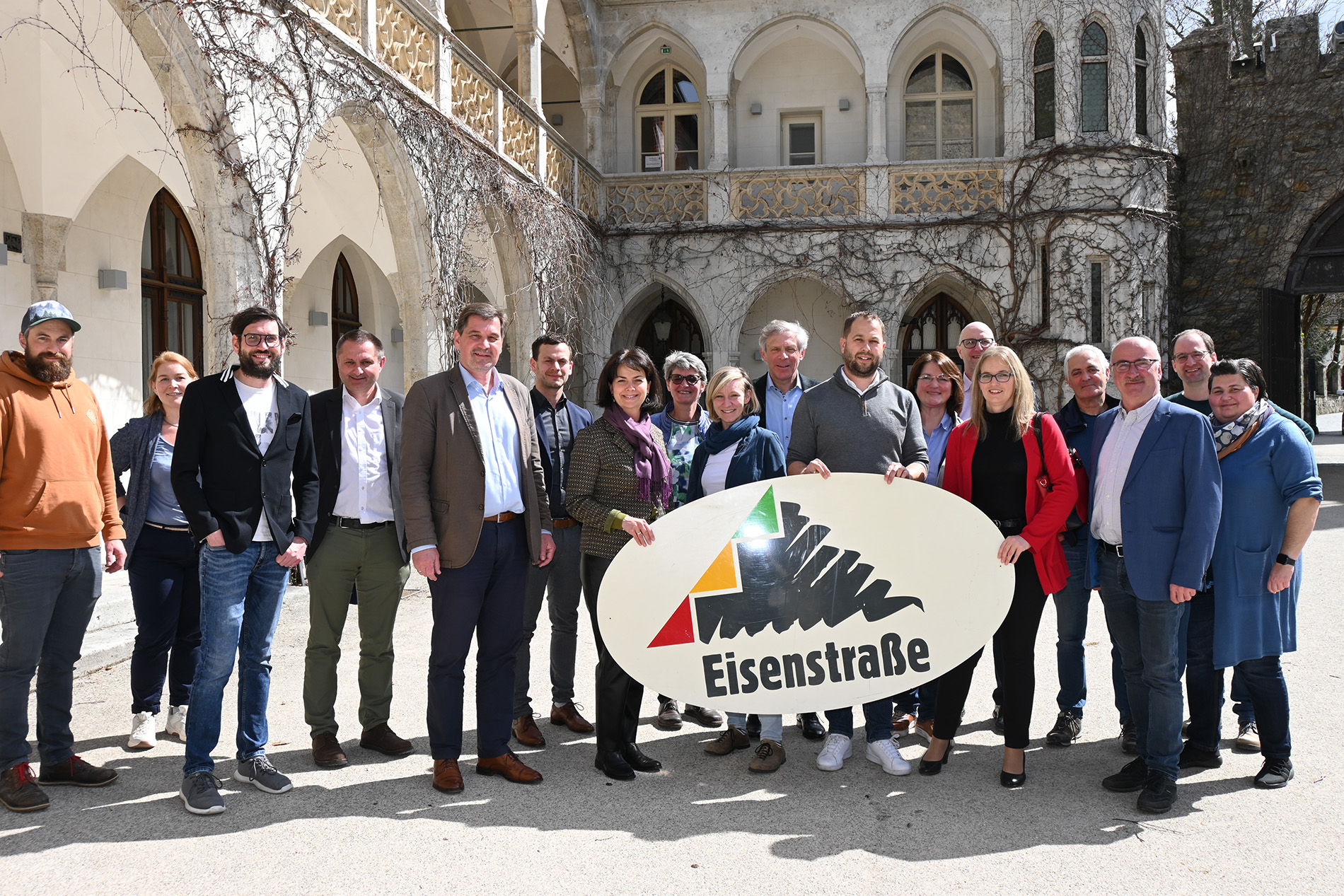 Beschäftigten sich intensiv mit Fragen der Positionierung der Region Eisenstraße Niederösterreich als Tourismus- und Wirtschaftsstandort: Florian Schublach (Naturpark Ötscher-Tormäuer), Bettina Rehwald (Eisenstraße), Thomas Wagner (FALKEmedia), Andreas Purt (Mostviertel Tourismus), Eisenstraße-Obmann Werner Krammer, Georg Trimmel (Get the Most), Expertin Greti Ladurner, Poldi Adelsberger (BioRegion Eisenstraße), Margit Fuchsluger (Eisenstraße), Experte Christoph Engl, Markus Felber (Fuchs Metalltechnik), Carmen Mentil (ÖAR), Harald Rebhandl (HTL Waidhofen), Bürgermeisterin Manuela Zebenholzer (Hollenstein), Prozessbegleiter Toni Kofler, Bürgermeister Gerhard Lueger (Ybbsitz), Stefan Hackl (Eisenstraße) und Sissi Selner (Mostlandhof) (v.l.).