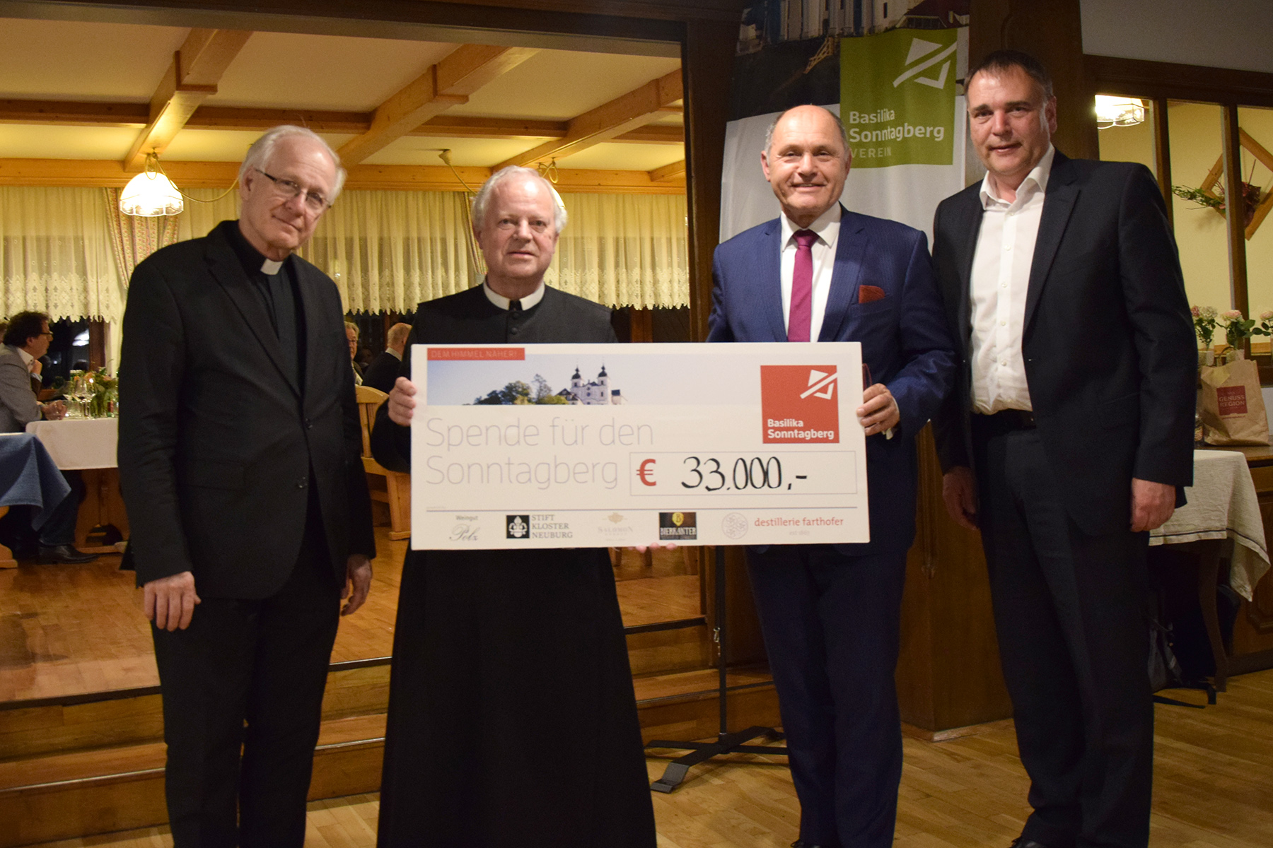 Freuten sich über den großen Spendenerfolg im Rahmen des Sponsorenabends im Gasthof Lagler am Sonntagberg: der Schweizer Gastreferent und Philosoph Martin Rhonheimer, Pater Franz Hörmann, Vereinsobmann Nationalratspräsident Wolfgang Sobotka und Bürgermeister Thomas Raidl (v.l.). Foto: Verein Basilika Sonntagberg