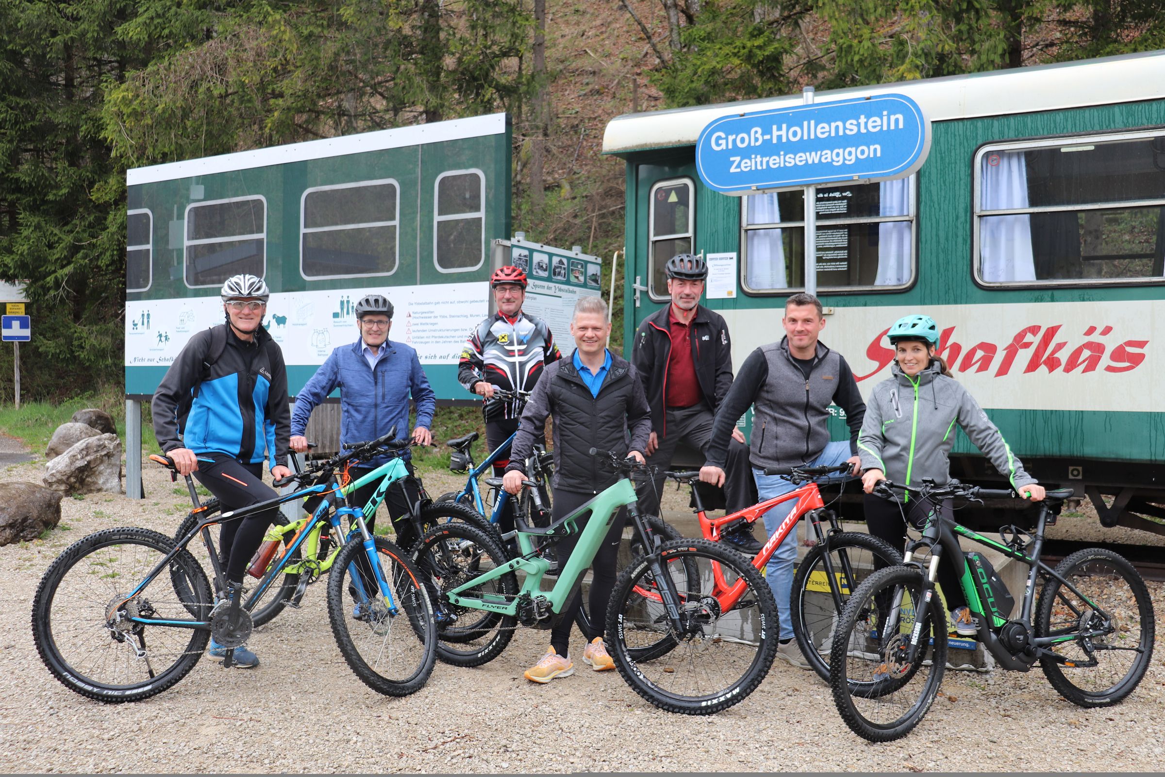 Der Gemeindeverband Ybbstal koordiniert die Erhaltungsmaßnamen für das 55 Kilometer lange Herzstück des Ybbstalradwegs: die Bürgermeister Fritz Fahrnberger, Josef Schachner, Gerhard Lueger, Johann Lueger, Josef Pöchhacker und Manuela Zebenholzer (v.l.) mit Gemeindeverbands-Obmann Andreas Hanger (Mitte).