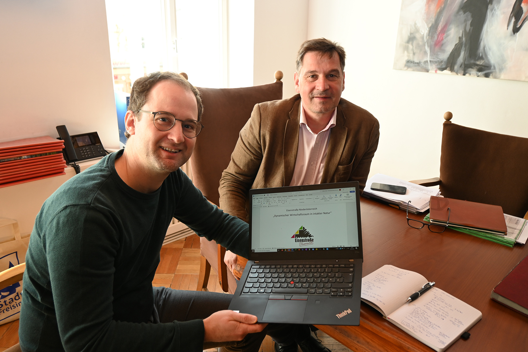 Eisenstraße-Obmann Bürgermeister Werner Krammer (r.) und LEADER-Manager Stefan Hackl (l.): Die neue LEADER-Strategie der Eisenstraße Niederösterreich wurde eingereicht.