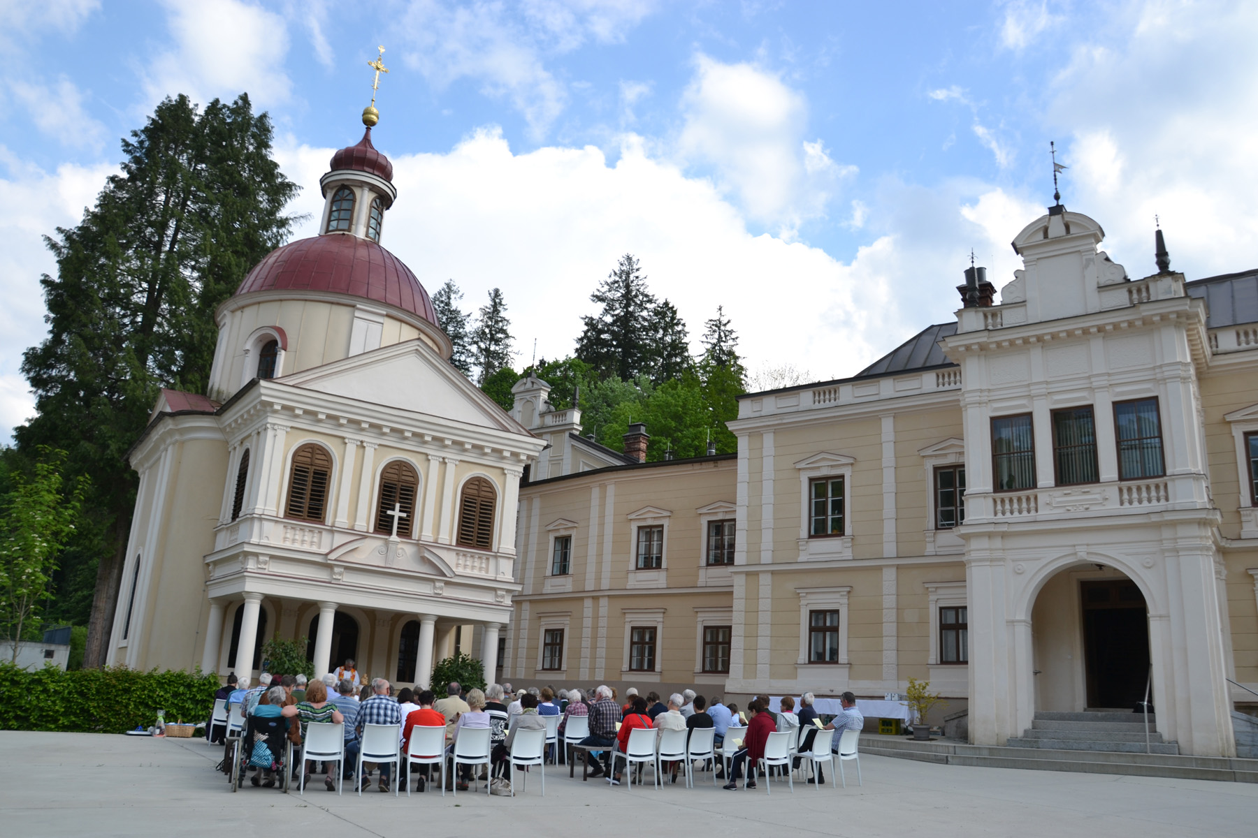 Die Maiandacht vor der Töpperkapelle Neubruck findet am Sonntag, 22. Mai, um 14.30 Uhr mit Pfarrer Gottfried Waser statt. Foto: www.eisenstrasse.info/Archiv