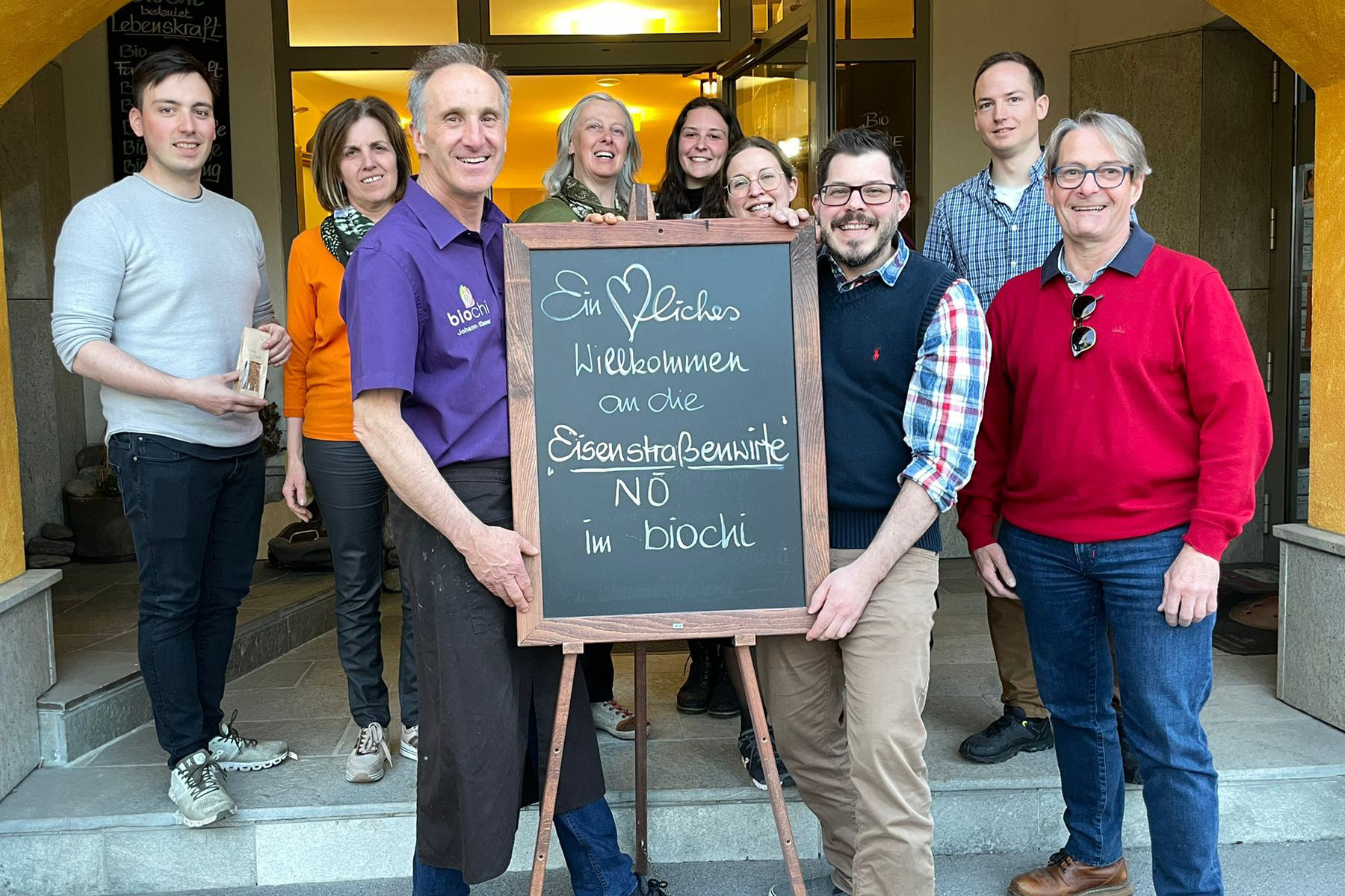 Bildeten sich in Schladming zum Thema vegane und vegetarische Speisen weiter: die Eisenstraße-Wirte Patrick und Annemarie Daurer (Landhotel Zellerhof, Lunz am See), Renate Kummer und Christa Lechner (Gasthaus Kummer, Gresten), Sabrina und Markus Stadler (Landgasthaus Stadler, Reinsberg), Alexander Grabner (Gasthof Zum Goldenen Hirschen, Ybbsitz) und Martin Teufl (Gasthof Teufl, Purgstall) (v.l.) mit „biochi“-Chef Johann Ebner (3.v.l.).