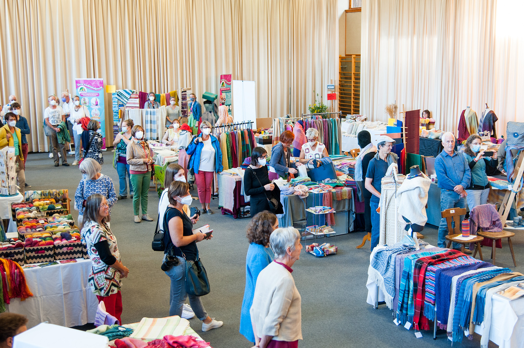 Die 20 Ausstellerinnen und Aussteller zeigen vom 5. bis 7. August ihre Handwerkskunst im Lunzer Saal, der zum Marktplatz voller gewebter Schätze wird. Foto: Lunzer Webermarkt