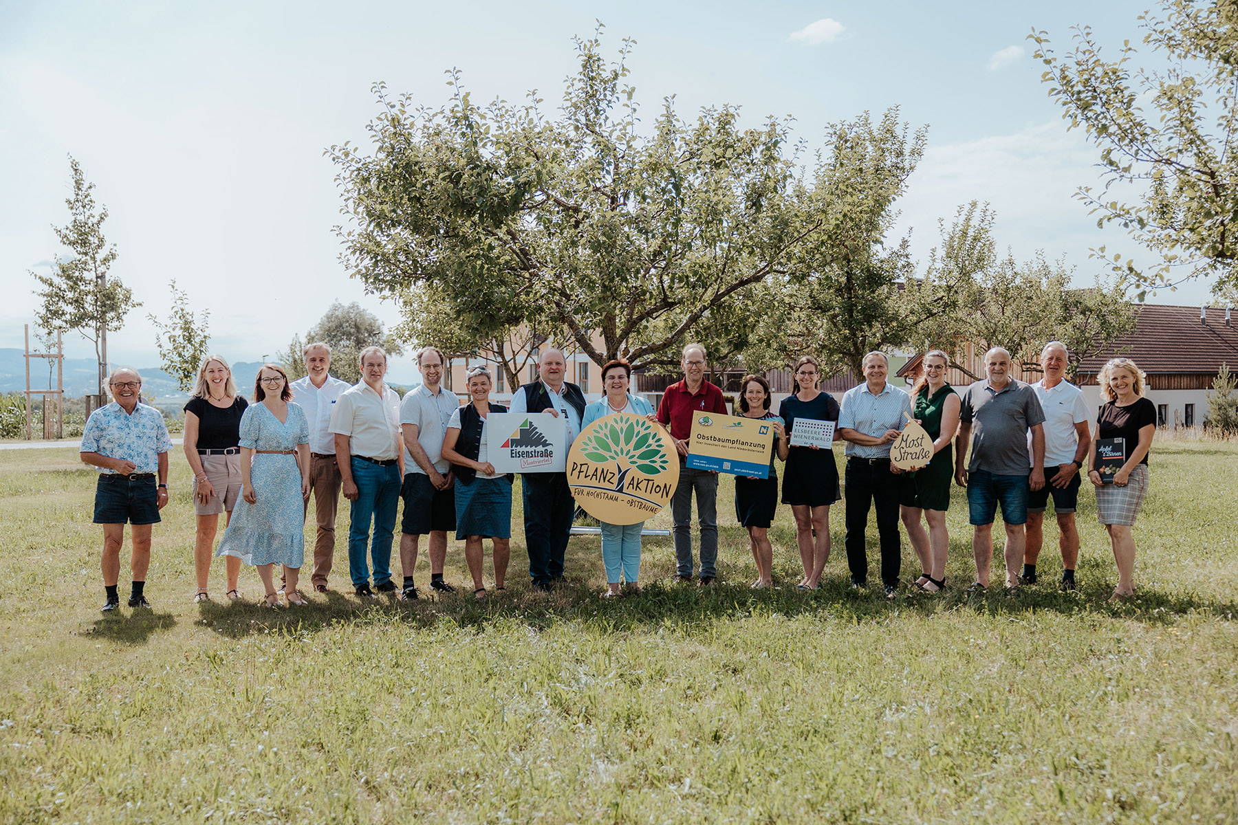 Sponsoren sowie Vertreter des Landes Niederösterreich und der LEADER-Regionen stellten am Mostlandhof in Purgstall die Obstbaumpflanzaktion 2022 vor, unter ihnen Pionier Anton Krenn aus Scheibbs (8.v.l.). Foto: Daniel Schalhas/inshot.at