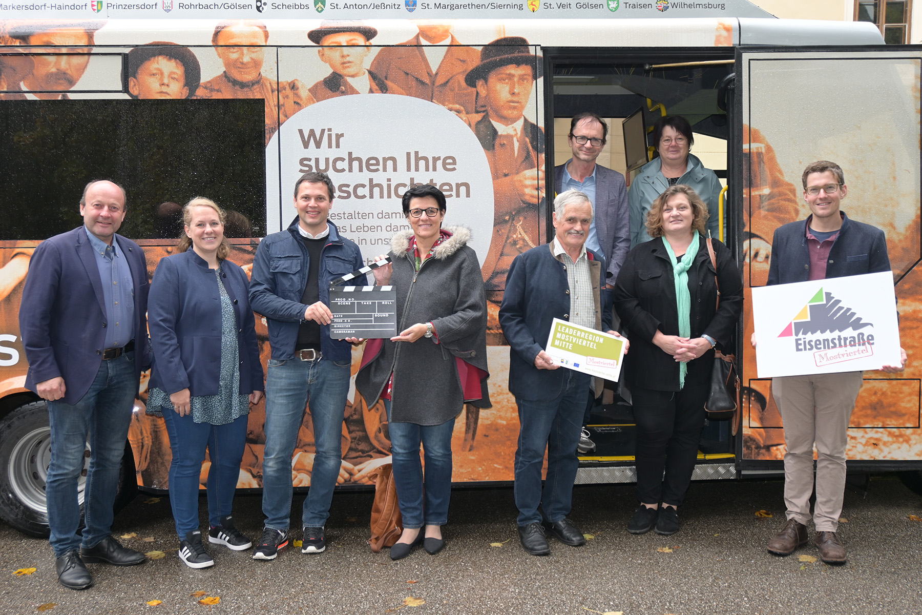 Die „Filmchronisten“ kommen in fünf Eisenstraße-Gemeinden: Bürgermeister Franz Aigner (Scheibbs), Isabella Größbacher-Stadler (LEADER-Region Mostviertel-Mitte), Eisenstraße-Projektmanager Josef Reisinger, Bürgermeisterin Renate Rakwetz (Gaming), Obmann Anton Gonaus (LEADER-Region Mostviertel-Mitte), Ideengeber Ernst Kieninger, Eisenstraße-Museen-Sprecherin Monika Reiter (Lunz am See), Bürgermeisterin Waltraud Stöckl (St. Anton an der Jeßnitz) und Vizebürgermeister Stefan Mandl (Göstling an der Ybbs).