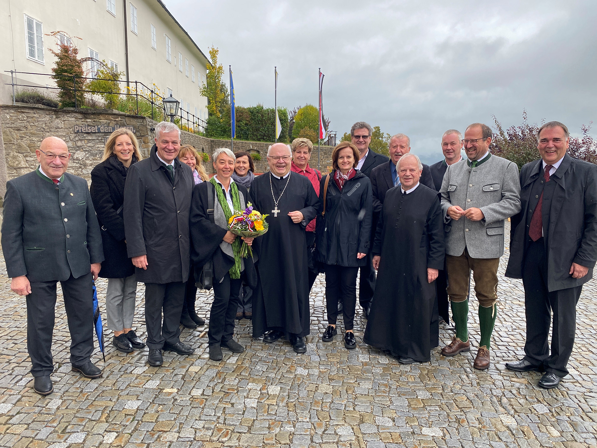 Am Michaelisonntag freuten sich die Ehrengäste über die Fertigstellung der umfassenden Neugestaltung der Außenanlagen rund um die Basilika Sonntagberg: Anton Kimmeswenger, geschäftsführende Gemeinderätin Ulrike Neubauer, Landtagsabgeordneter Anton Kasser, Gemeinderätin Regina Bruckschwaiger, Planerin Elisabeth Lehner, Gemeinderätin Renate Granzer, Abt Petrus Pilsinger, Gemeinderätin Margit Gräsler, Bezirkshauptmann Martina Gerersdorfer, Franz Grottenthaler (Leiter der Straßenmeisterei Waidhofen an der Ybbs), geschäftsführender Gemeinderat Josef Rumpl, Pater Franz Hörmann, Gemeinderat Konrad Wagner, Landtagsabgeordneter Bernhard Ebner und Bürgermeister Thomas Raidl (v.l.).