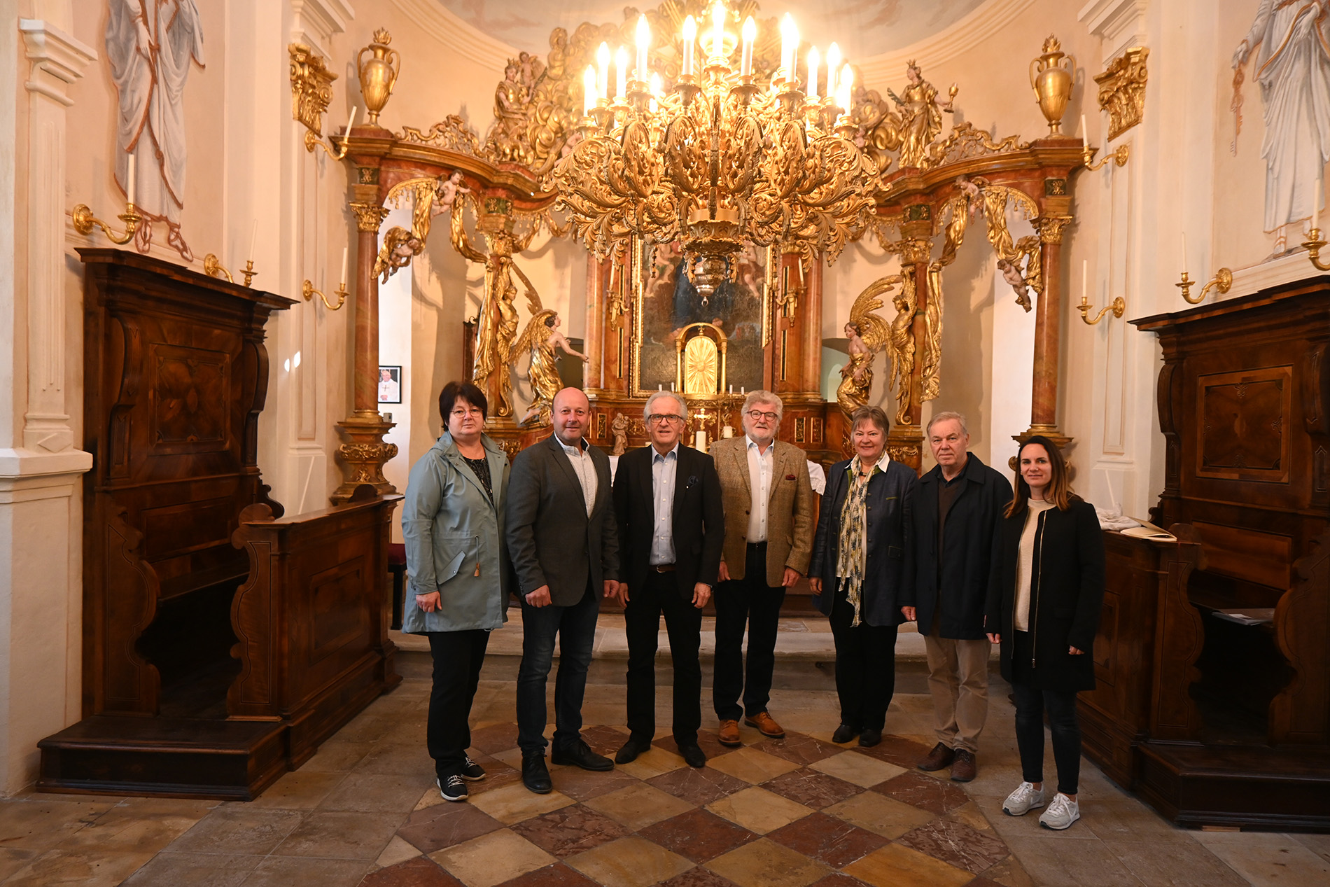 Der Luster in der Töpperkapelle Neubruck als letztes Puzzlestein der gelungenen Sanierung: Bürgermeisterin Waltraud Stöckl (St. Anton), Bürgermeister und NIG-Geschäftsführer Franz Aigner (Scheibbs), Fördervereinsobmann Johann Schragl, Walter Reiter, Daniela Fux, Richard Ehrlich und Denise Möser (NIG) (v.l.).