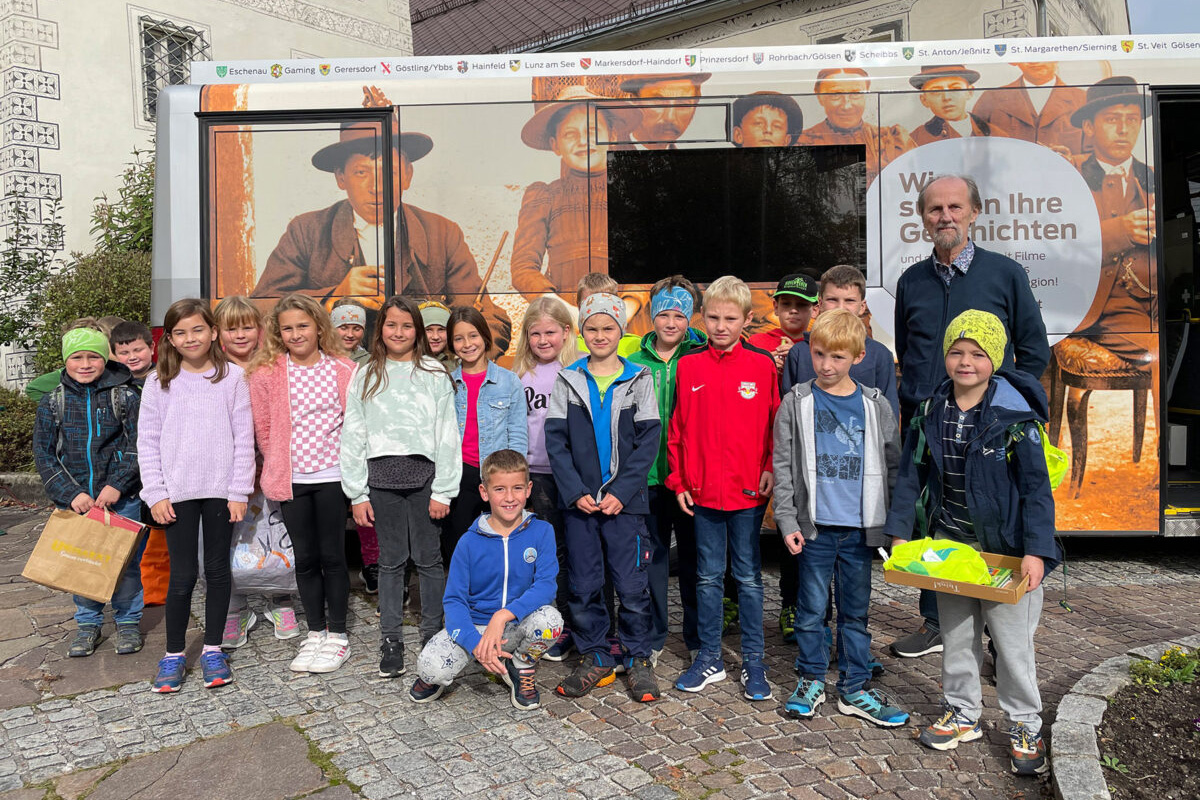 Auch die Jugend zeigte Interesse an der Arbeit der „Filmchronisten“: Volksschulkinder aus Göstling an der Ybbs mit dem Historiker Bernhard Gamsjäger. Foto: Ernst Kieninger