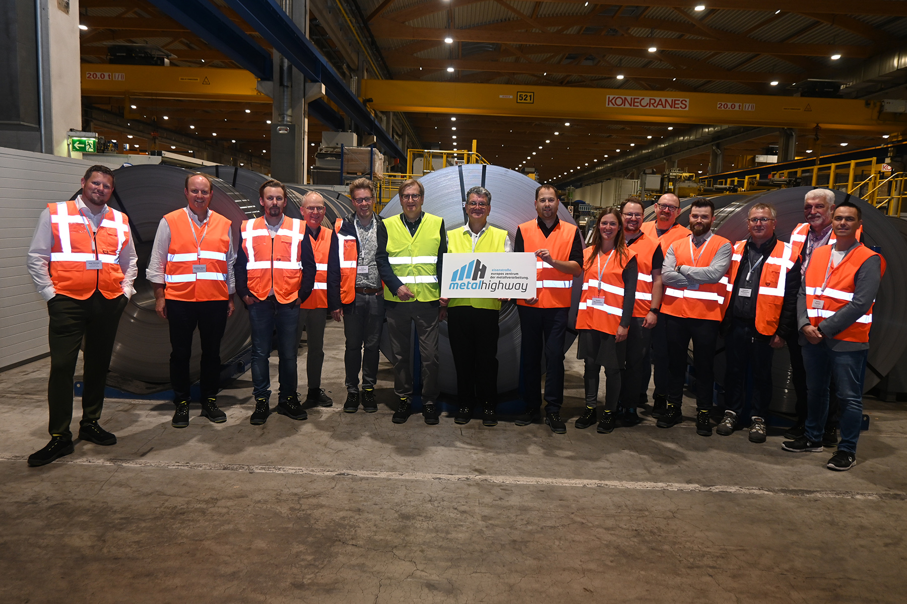 Austausch unter Kollegen beim Metaller-Stammtisch: Axel Michels (voestalpine Precision Strip), Christian Hansl (Welser Profile), Georg Malleier (Seisenbacher), Helmut Tröbinger (IFE Aufbereitungstechnik), Erich Brandecker (TKM Austria), Richard Langwieser und Franz Maxera (voestalpine Precision Strip), Eisenstraße-Themenfeldsprecher Markus Felber (Fuchs Metalltechnik), Verena Brandstetter und Christoph Hochstrasser (beta campus), Werner Pitzl (SBS Social Business Service), Michael Tazreiter (Seisenbacher), Gottfried Dallhammer (Härterei Michael Welser), Andreas Högn (FUSO) und Markus Fehringer (Forster Verkehrs- und Werbetechnik) (v.l.).