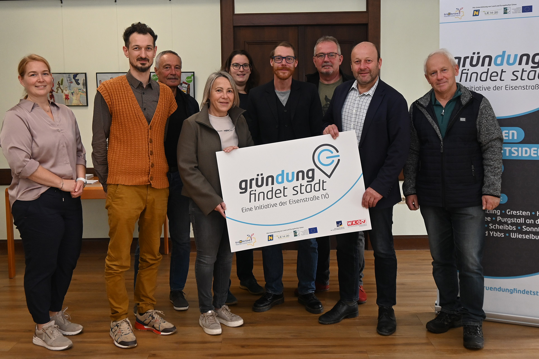 Mehr Farbe in die Bezirkshauptstadt, die Scheibbser Jury vergibt das dritte Gründerticket: Eisenstraße-Projektleiterin Bettina Rehwald, Stadtrat Joseph Hofmarcher, Scheibbs.IM.PULS-Obmann Walter Windpassinger, Wirtschaftskammer-Bezirksstellenobfrau Erika Pruckner, Stadträtin Alena Fallmann, Gründer Jürgen Selmann, Gemeinderat Adolf Wagner, Bürgermeister Franz Aigner und Stadtrat Franz Jagetsberger (v.l.). Foto: Stadtgemeinde Scheibbs