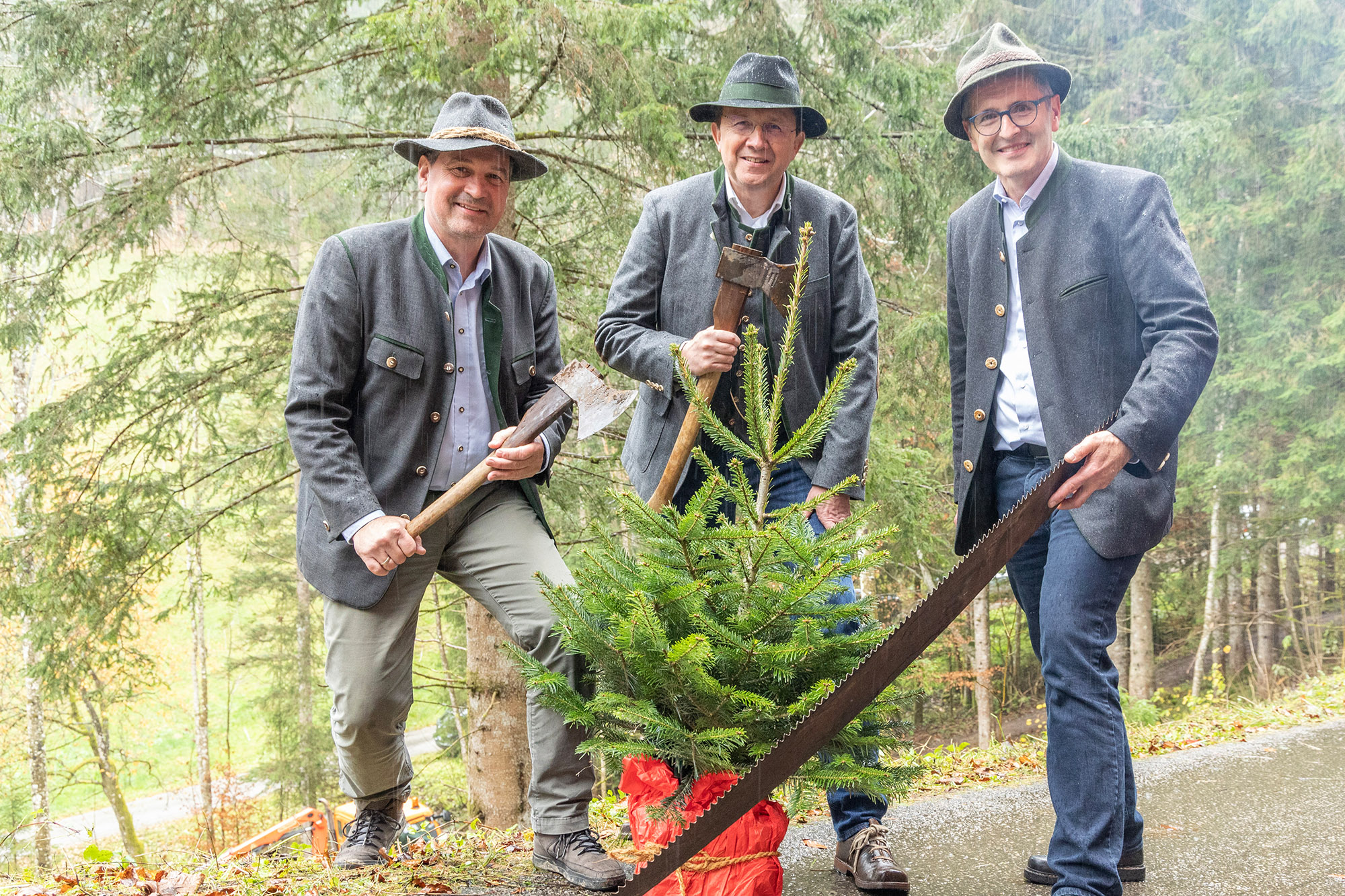 Für den Christbaum aus Lunz am See wurde ein Jungbaum aus St. Pölten übergeben: Eisenstraße-Obmann Bürgermeister Werner Krammer, der St. Pöltner Stadtchef Matthias Stadler und der Lunzer Bürgermeister und Baumspender Josef Schachner (v.l.). Foto: Theo Kust/imagefoto.at