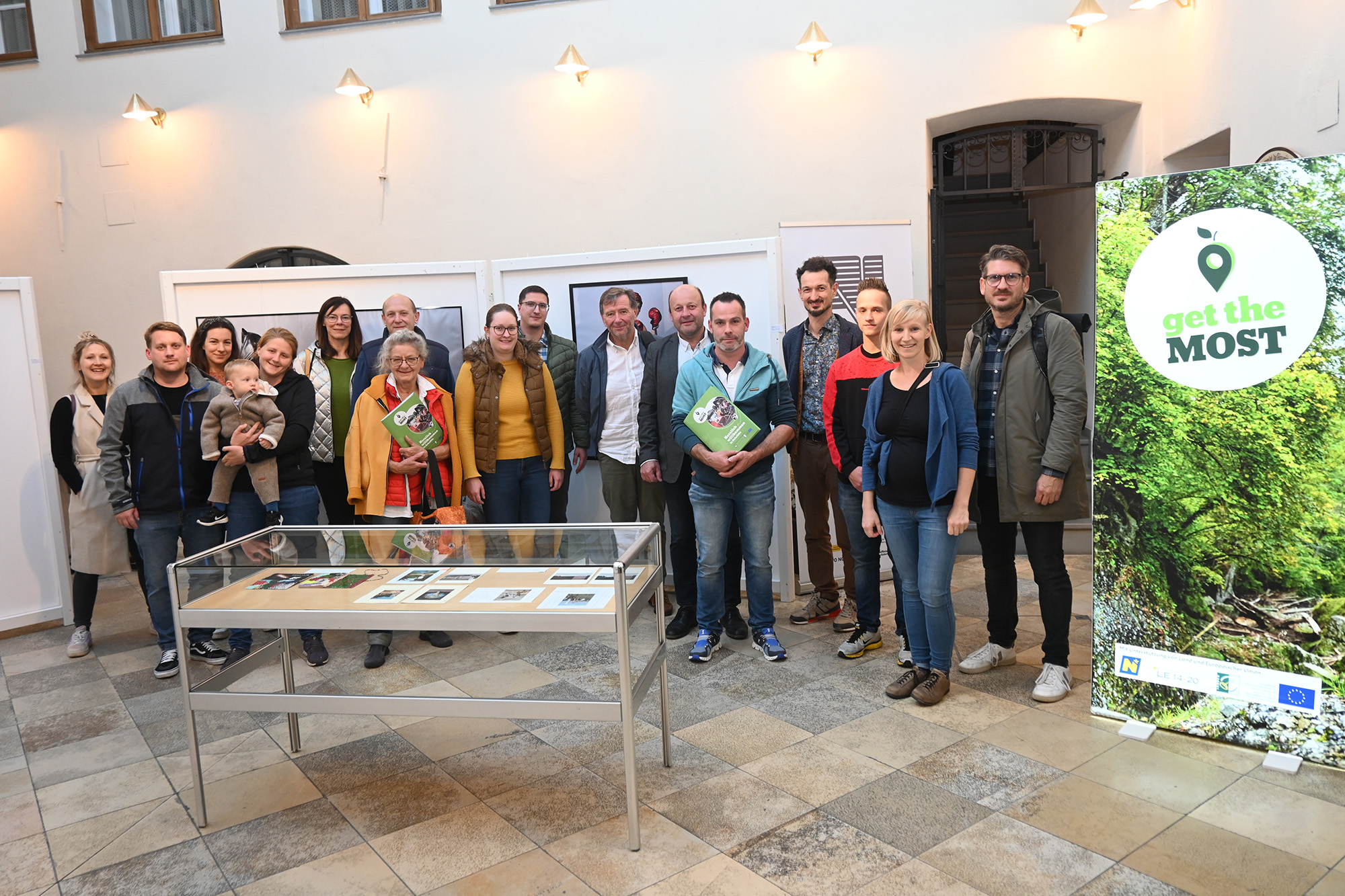 Trafen sich zum ersten Ortsspaziergang für Neubürgerinnen und Neubürger im Rathaus Scheibbs: Carina Morawetz, Daniel Schagerl, Dagmar Fischer, Melanie Schagerl, Martina Digruberova, Siegfried Illek, Dorothea Karner, Kerstin Luder, Paul Gruber, Stadtrat Johann Huber, Bürgermeister Franz Aigner, Angelo Stadler, Stadtrat Joseph Hofmarcher, Nick Westphal, Eisenstraße-Projektmanagerin Margit Fuchsluger und Kulturamtsleiter Bernhard Hofecker (v.l.).