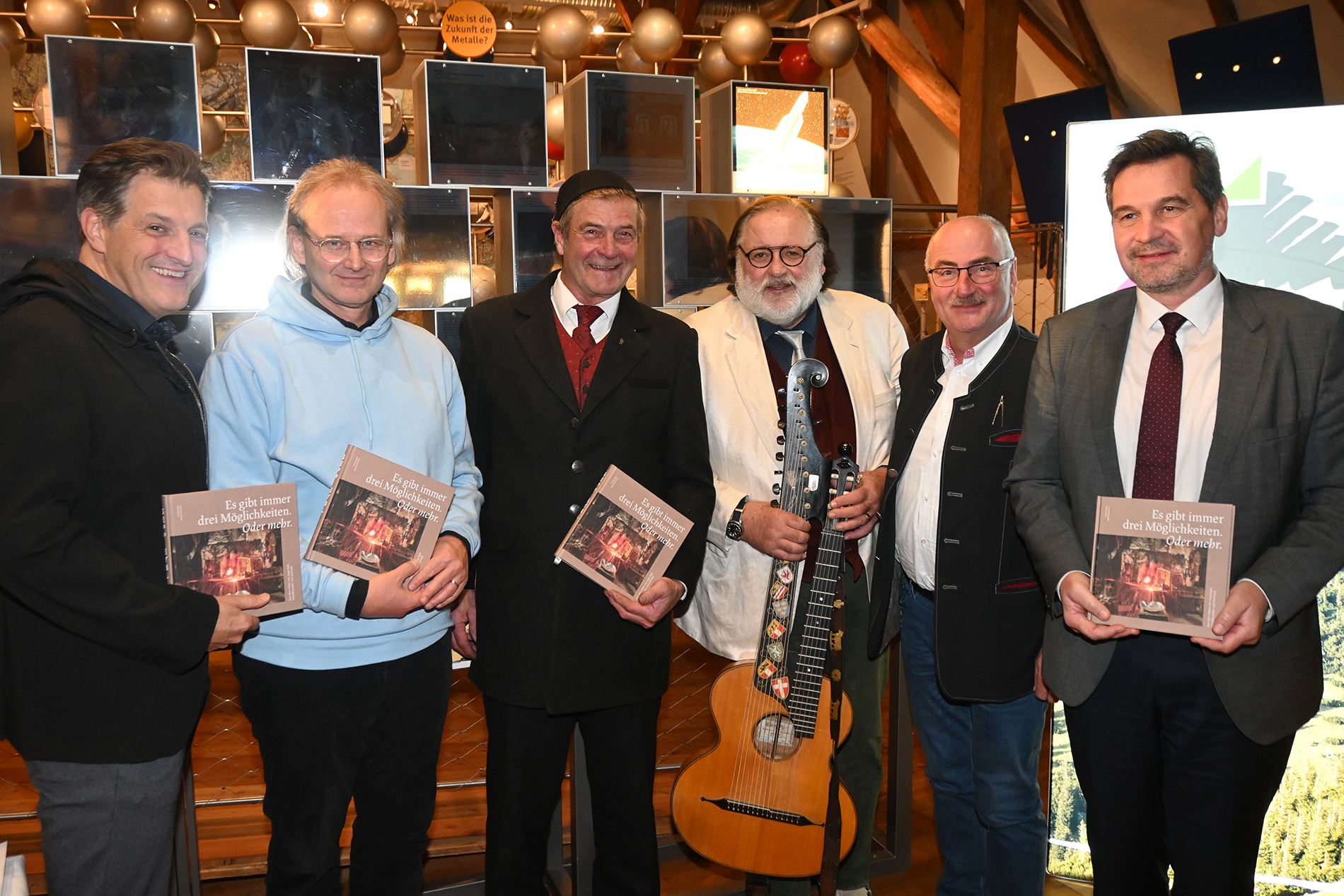 Präsentierten das Buch über Sepp Eybl im FeRRUM Ybbsitz: Initiator Thomas Welser, Autor Josef Neumayr, Sepp Eybl, Musiker Martin Ortner, Bürgermeister Gerhard Lueger und Eisenstraße-Obmann Werner Krammer (v.l.).