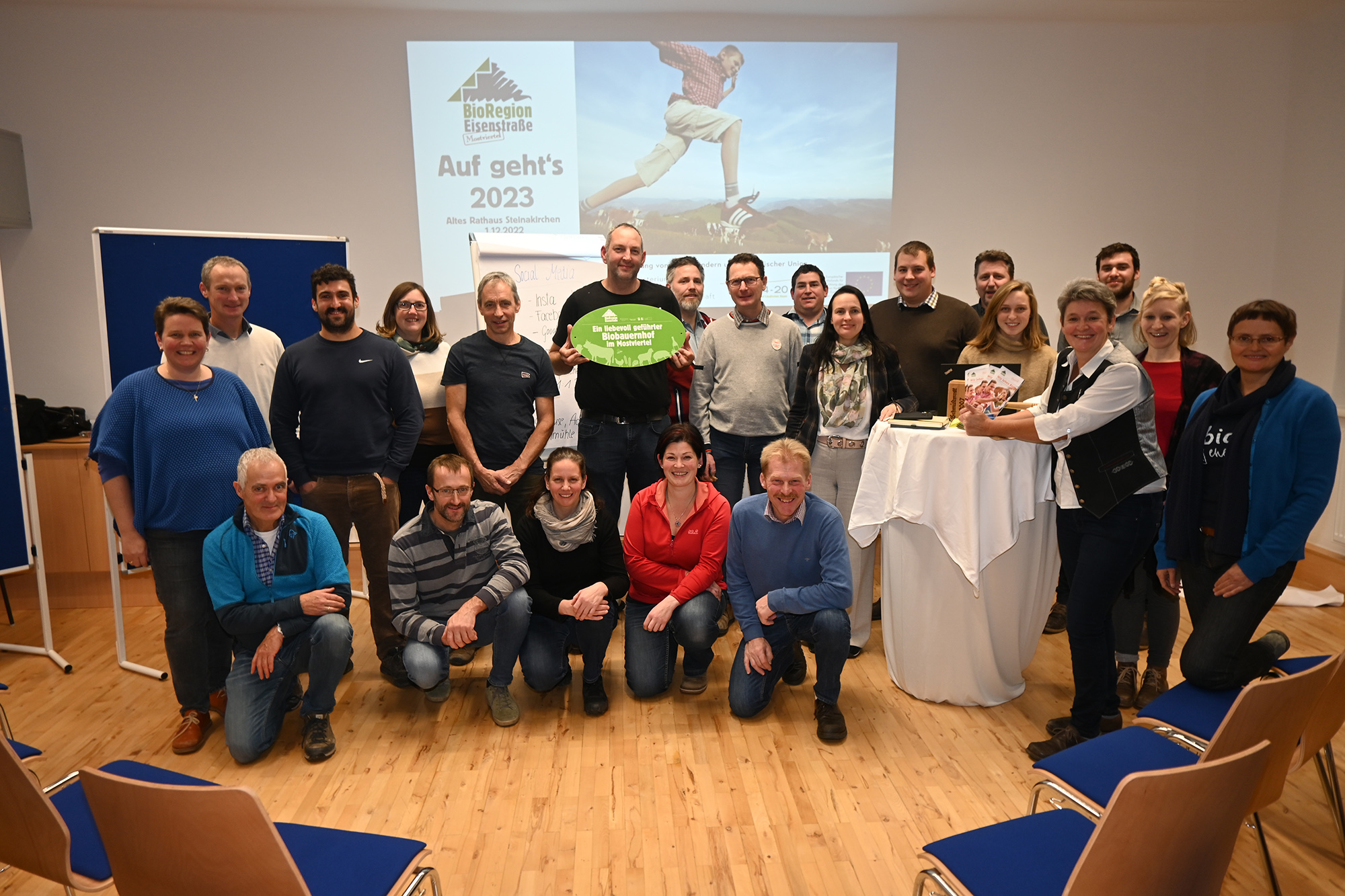 Mit vielen Ideen und voller Energie gehen die Mitglieder der BioRegion Eisenstraße ins neue Jahr. Beim Workshop im Alten Rathaus Steinakirchen: Toni Kofler, Berthold und Birgit Schrefel, Monika Blamauer und Adi Adelsberger (vorne) sowie Heidi und Harald Fuchssteiner, Daniel Kofler, Christiane Wagenhofer, Leopold Wieser, Clemens Blamauer, Reinhard Kern, Peter Enöckl, Augustin Frühwald, Eisenstraße-Projektleiterin Marion Heim, Mathias Aigner, Andreas Lengauer, Kerstin Landstetter, BioRegion-Sprecherin Poldi Adelsberger, Gerald Etlinger, Margit Fuchsluger und Maria Brader-Schalhas (Bio Austria) (hinten v.l.).