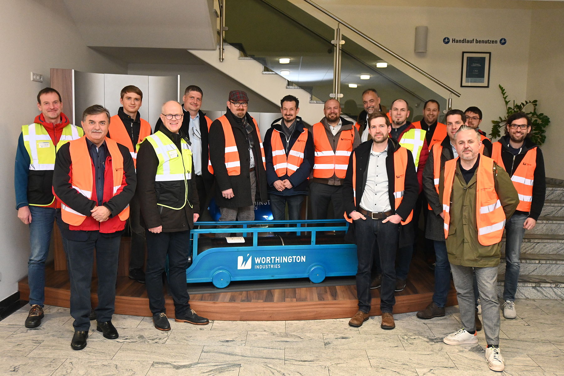 Die Werksführung durch die Stahlflaschenproduktion und das neue Wasserstoffwerk war das Highlight des Metaller-Stammtisches bei Worthington in Kienberg: Leopold Mayer (Worthington), Helmut und Michael Steinbacher (Steinbacher Energie), Ferdinand Mayrhofer (Worthington), Jürgen Datzreiter (doka), Werner Pitzl (SBS), Architekturgestalter Joseph Hofmarcher, Manuel Pöttschacher (doka), Hans Gold (GoWell), Thomas Hochauer (Fuchs Metalltechnik), Herbert Masek (Worthington), Eisenstraße-Themenfeldsprecher Markus Felber (Fuchs Metalltechnik), Berthold Hinterleitner (metallprofis), Wolfgang Komatz (net for future), Christian Maunz (Fuchs Metalltechnik) und Thomas Wagner (FALKEmedia) (v.l.). Nicht am Bild: Gerald Bachler (Bachler Metalltechnik).