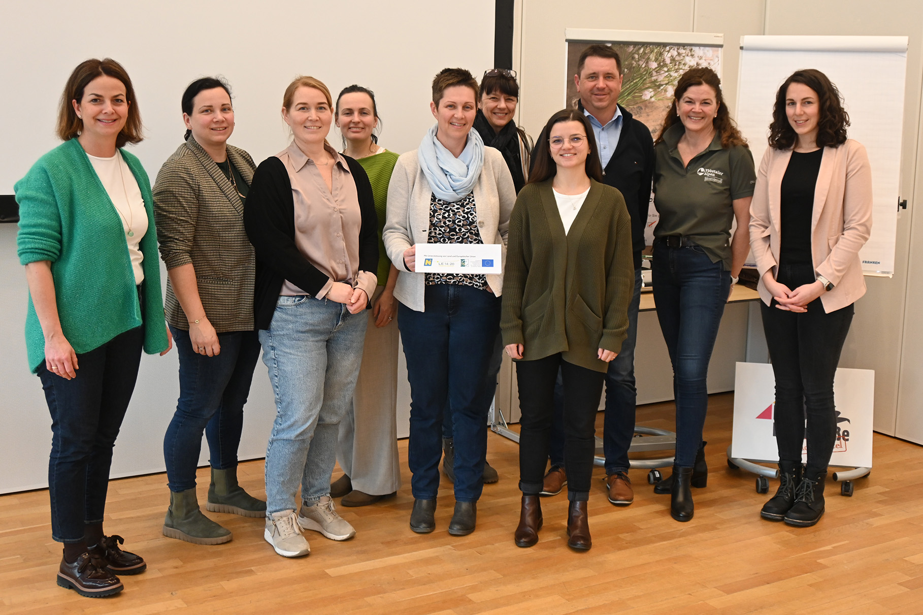 Am zweiten Workshoptag lernten die Teilnehmer neue Methoden des touristischen Produkt-Managements kennen: die Südtiroler Markenexpertin Greti Ladurner, Claudia Schmid-Riegler, Bettina Rehwald, Marion Heim und Gudrun Hofbauer (alle Eisenstraße Niederösterreich), Doris Mitterböck und Julia Stix (Mostviertel Tourismus), Herbert Zebenholzer und Jessica Hraby (Ybbstaler Alpen) sowie Sabine Schlenz (Naturpark Ötscher-Tormäuer) (v.l.).