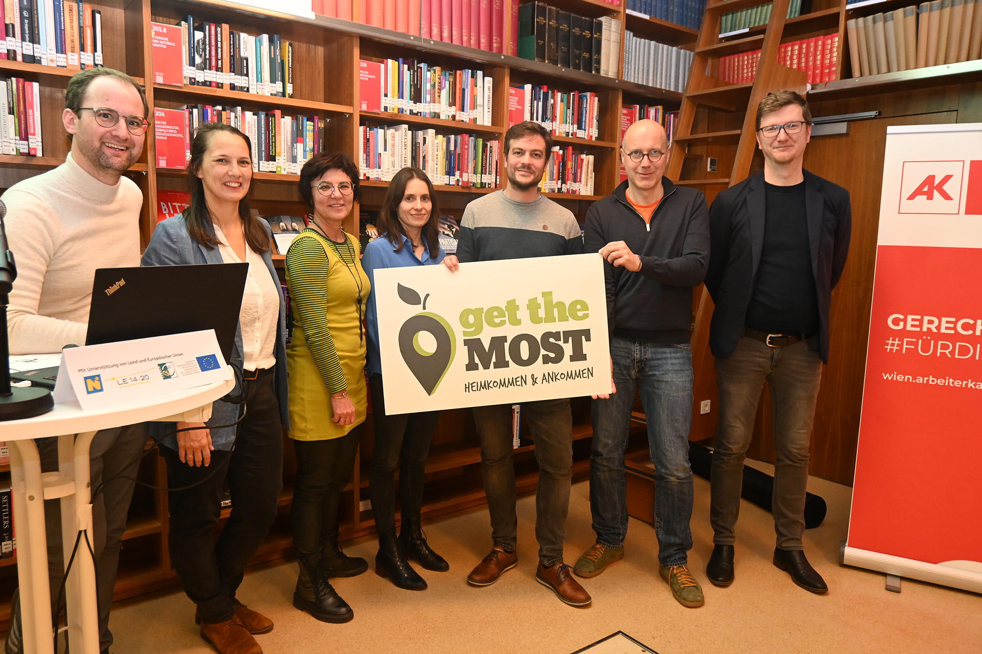 Gäste und Organisatoren des siebenten „Mostviertel-in-Wien-Stammtisches“ in der Bibliothek der Arbeiterkammer Wien.