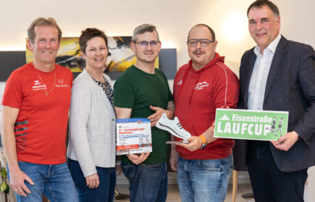 Freuen sich, dass es wieder losgeht: Eisenstraße Laufcup Sprecher Walter Kloimwieder, Gudrun Hofbauer (Teamleitung Eisenstraße NÖ), Norbert Moshammer (Cafe Moshammer), Harald Matzinger (Sonntagberger Marktlauf), Bgm. Thomas Raidl (Sonntageberg)