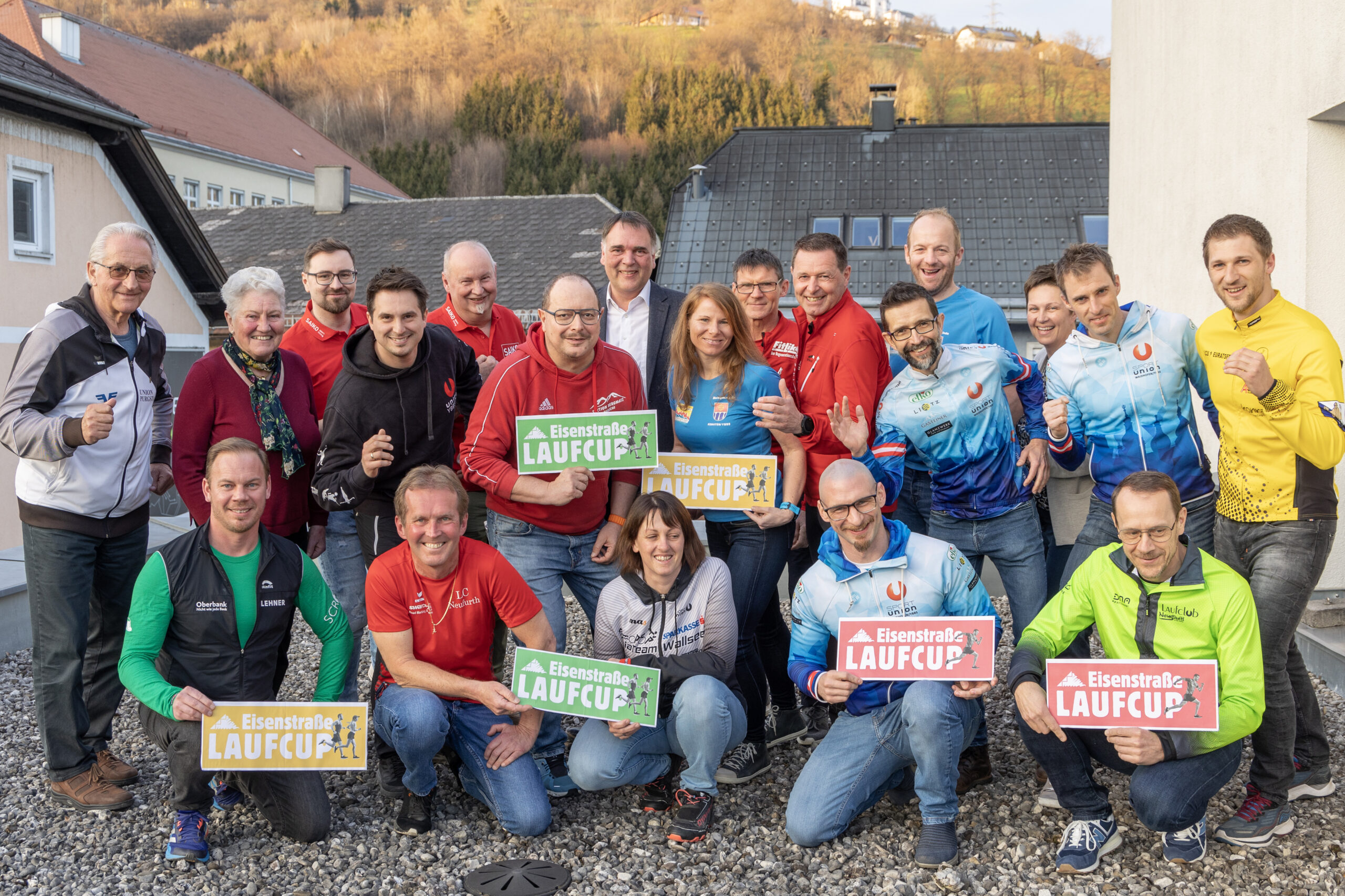 Am Start des diesjährigen Eisenstraße-Laufcups beim Pressegespräch in Böhlerwerk im Cafe Moshammer. Von links nach rechts: 1. Reihe: Reinhard Gruber (Kinderhilfelauf Amstetten), Walter Kloimwieder (Zwei-Stege-Lauf Hausmening), Alexandra Binder (Altarmlauf Wallsee), Thomas Bohacek (Stadtlauf Waidhofen/Ybbs), Hubert Ritzmair (Neustadtler Nightrun) 2. Reihe: Walter Mittendorfer mit Gattin (Purgstaller Marktlauf), Thomas Saiko (fitlike.at - Saiko Sport-Timing), Thomas Baumgartner (Marktlauf Ybbsitz), Otto Saiko (fitlike.at - Saiko Sport-Timing), Harald Matzinger, Bgm. Thomas Raidl, Silke Helpersdorfer, Roland Zeitlhofer, Gerhard Plank, (beide Donau-Au-Halbmarathon Ardagger), Herbert Eibl, Franz Schubert (Stadtlauf Waidhofen/Ybbs), Gudrun Hofbauer (Teamleitung Eisenstraße NÖ), Norbert Dürauer (Stadtlauf Waidhofen/Ybbs), Benjamin Schmidradler (Marktlauf Euratsfeld) Foto: Theo Kust/imagefoto.at