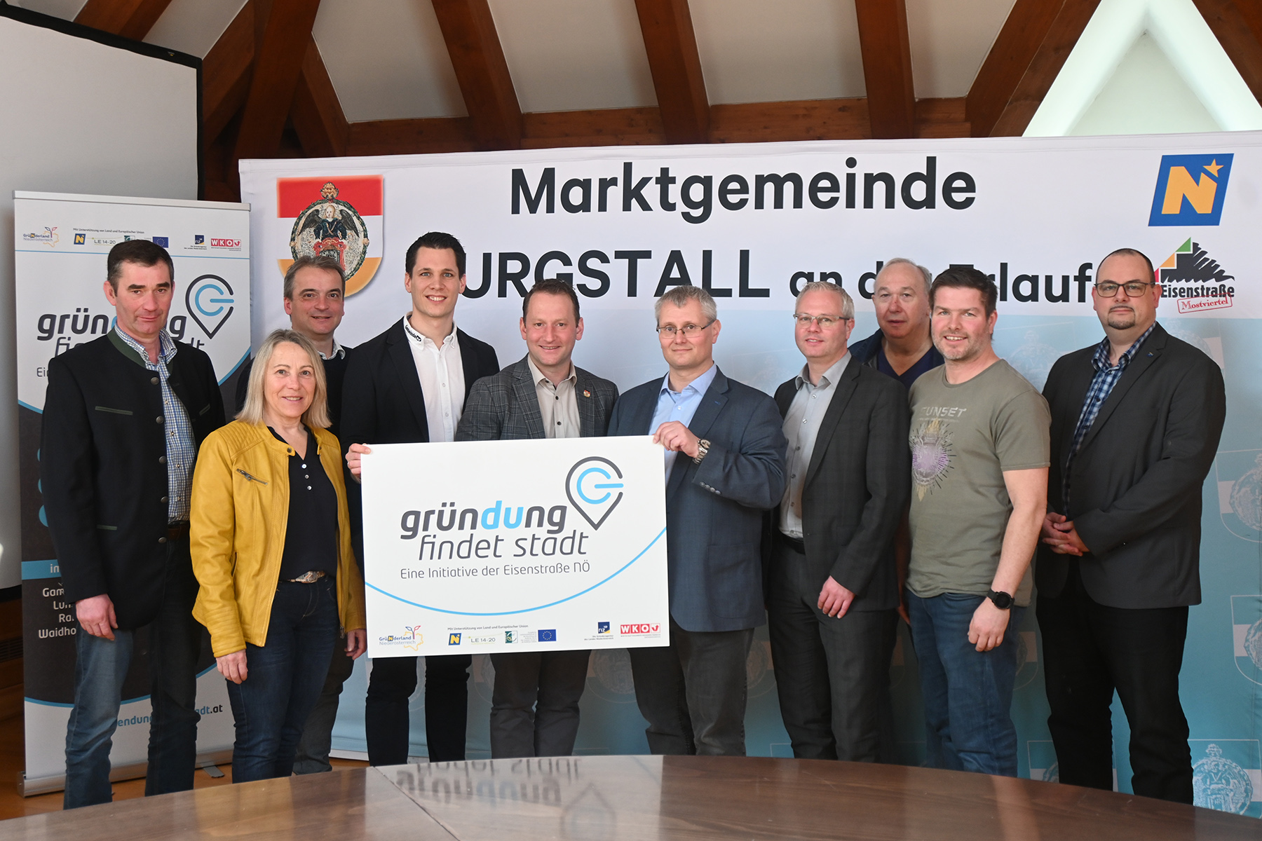 Die Marktgemeinde Purgstall unterstützt in Kooperation mit der Eisenstraße Niederösterreich zwei Gründungen im Ortszentrum: geschäftsführender Gemeinderat Martin Jandl, Wirtschaftskammer- Bezirksstellenobfrau Erika Pruckner, Vizebürgermeister Erik Hofreiter, Gründer Andreas Punz (GemeindeTV), Bürgermeister Harald Riemer, Gründer Josef Plank (JPSolutions), Raiffeisenbank-Bankstellenleiter Reinhard Steinwander, geschäftsführender Gemeinderat Josef Fuchs, Wirtschaftsbund-Obmann Dietmar Gindl und riz up-Gründungsberater Philipp Baumgartner (v.l.)