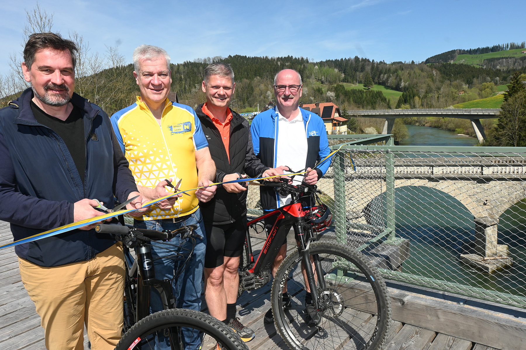 Genau in der Mitte der historischen Brücke in Schütt durchschnitten die Verantwortlichen das Eröffnungsband für die neue Radwegverbindung zwischen Waidhofen an der Ybbs und Ybbsitz: Waidhofens Bürgermeister Werner Krammer, Landtagsabgeordneter Anton Kasser, Nationalratsabgeordneter Andreas Hanger und der Ybbsitzer Bürgermeister Gerhard Lueger (v.l.).