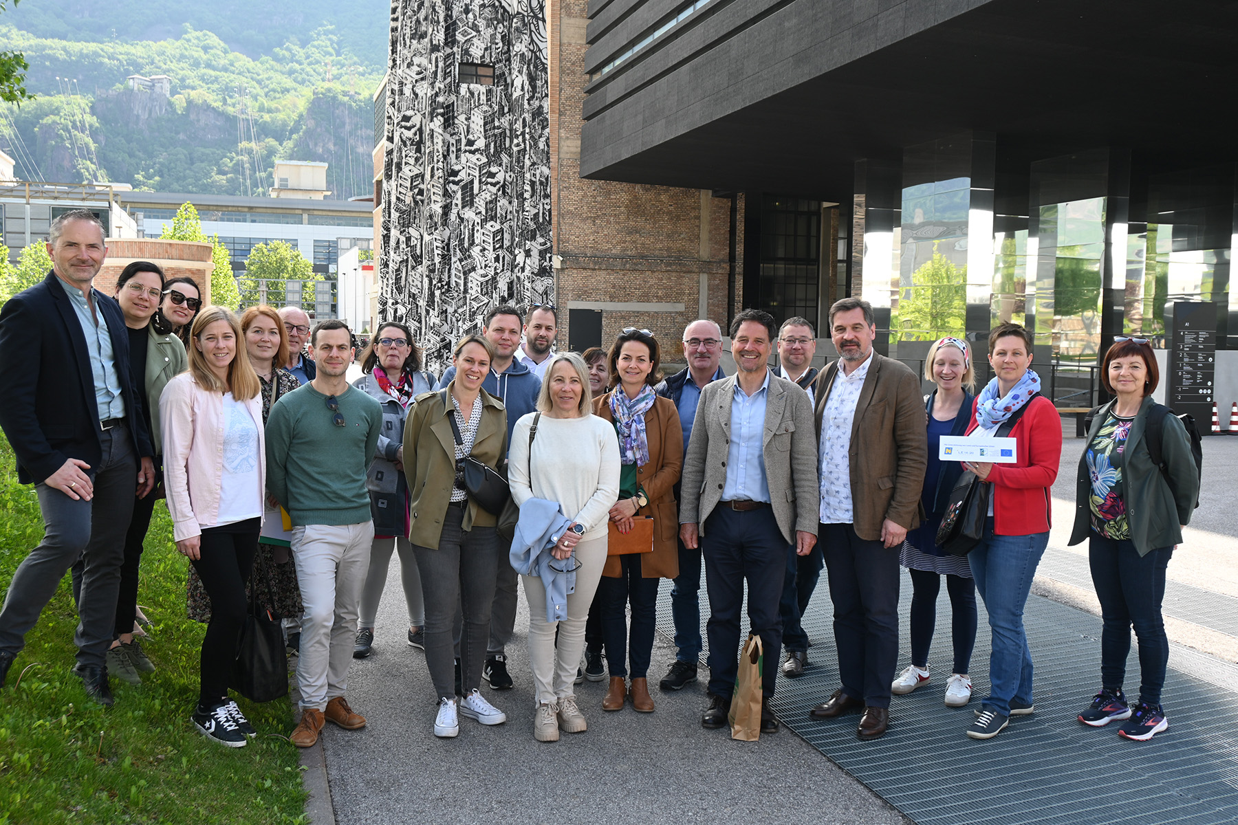 Im NOI-Techpark Südtirol in Bozen empfing CEO Hubert Hofer die Eisenstraße-Delegation: Bürgermeister Franz Faschingleitner (Reinsberg), Claudia Schmid-Riegler und Marion Heim (Eisenstraße), Margaretha Bewersdorff (Wieselburg), Bettina Rehwald (Eisenstraße), Johann Stixenberger (Waidhofen), Georg Trimmel (Stadtmarketing Amstetten, Messe Wieselburg), Barbara Hangel (Petzenkirchen), Cornelia Engleder (Waidhofen), Josef Reisinger (Eisenstraße), Markus Felber (Fuchs Metalltechnik), Erika Pruckner (Wirtschaftskammer), Hildegard Ressl (Purgstall), Tourismus- und Standortberaterin Greti Ladurner, Bürgermeister Gerhard Lueger (Ybbsitz), NOI-CEO Hubert Hofer, Klaus Nagelhofer (Technopol Wieselburg), Eisenstraße-Obmann Werner Krammer, Margit Fuchsluger und Gudrun Hofbauer (Eisenstraße) sowie Gabriela Oelmann (Gresten) (v.l.).