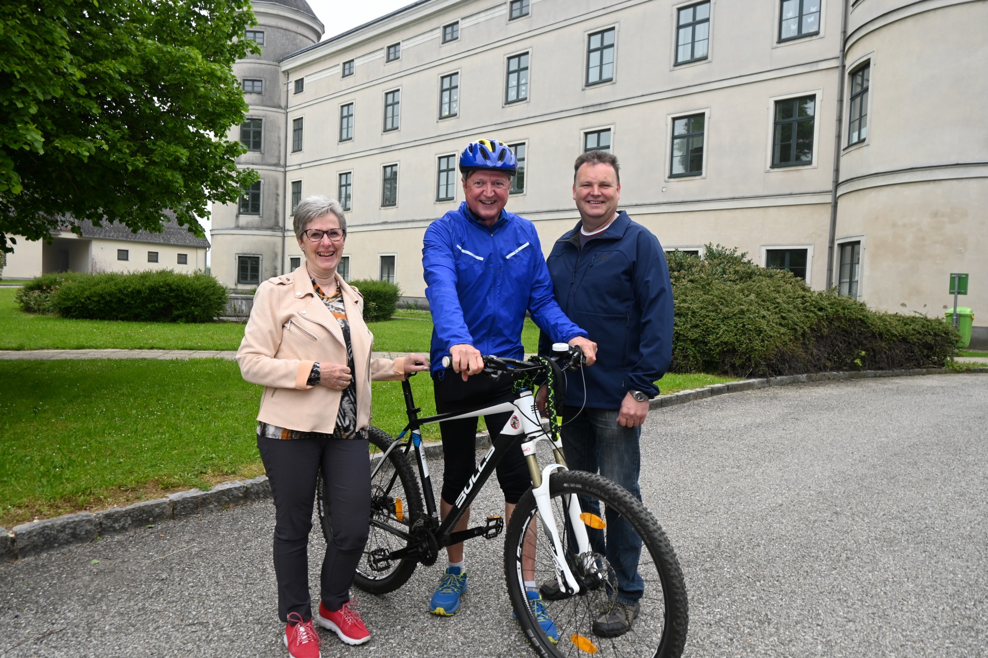 Freuen sich auf den „Tag der Pedalritter“ am Pfingstmontag am Kleinen Erlauftalradweg: Kleinregionssprecherin Claudia Fuchsluger, der Wolfpassinger Vizebürgermeister Karl Becker und der Wanger Bürgermeister Franz Sonnleitner (v.l.). Die Schlussveranstaltung findet heuer im Hofcafé von Schloss Wolfpassing statt.