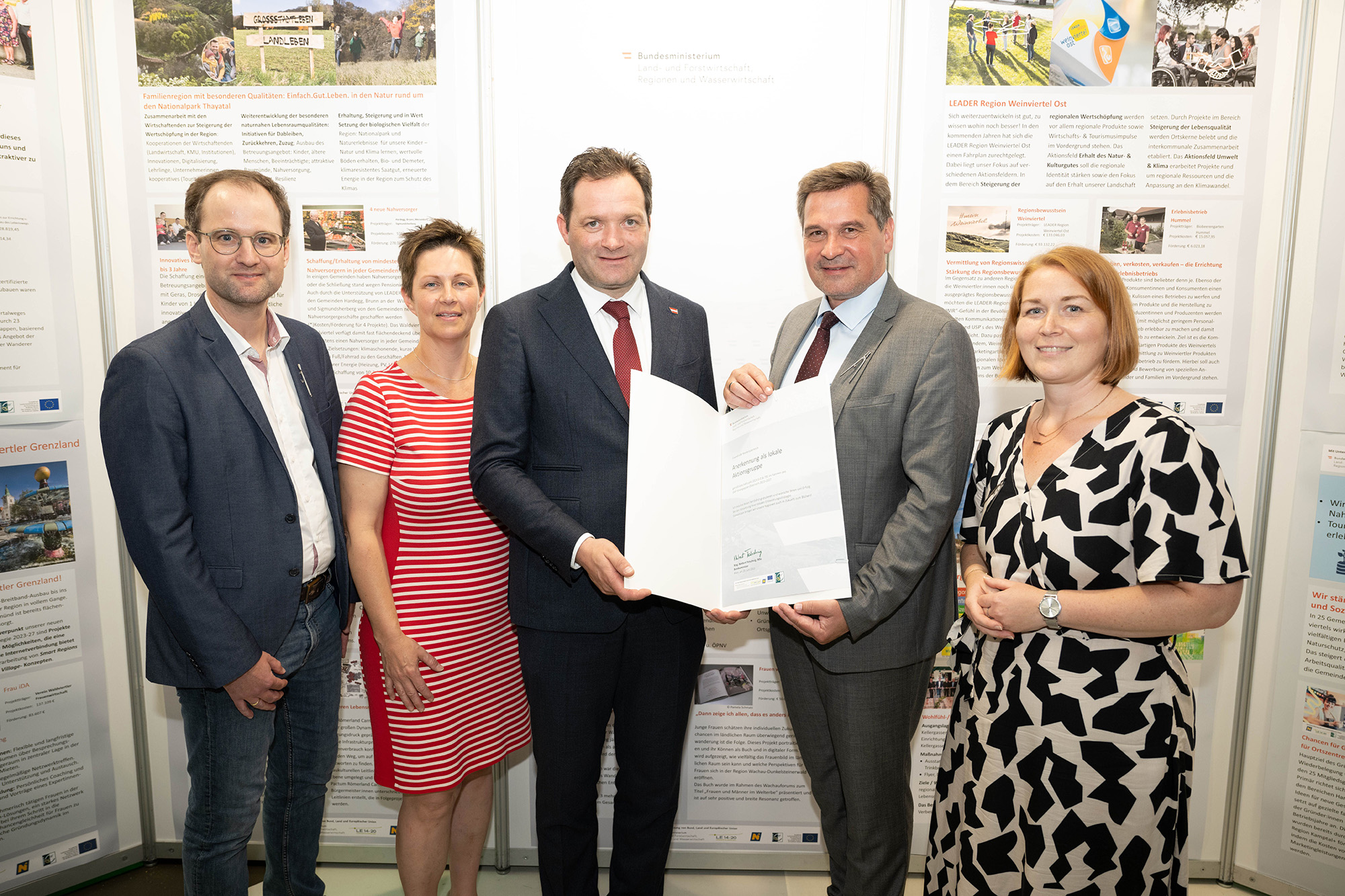 Landwirtschaftsminister Norbert Totschnig (3.v.l.) überreichte die LEADER-Anerkennungsurkunde an das Team der Eisenstraße Niederösterreich: Stefan Hackl, Gudrun Hofbauer, Obmann Werner Krammer und Bettina Rehwald (v.l.). Foto: BML/Rene Hemerka