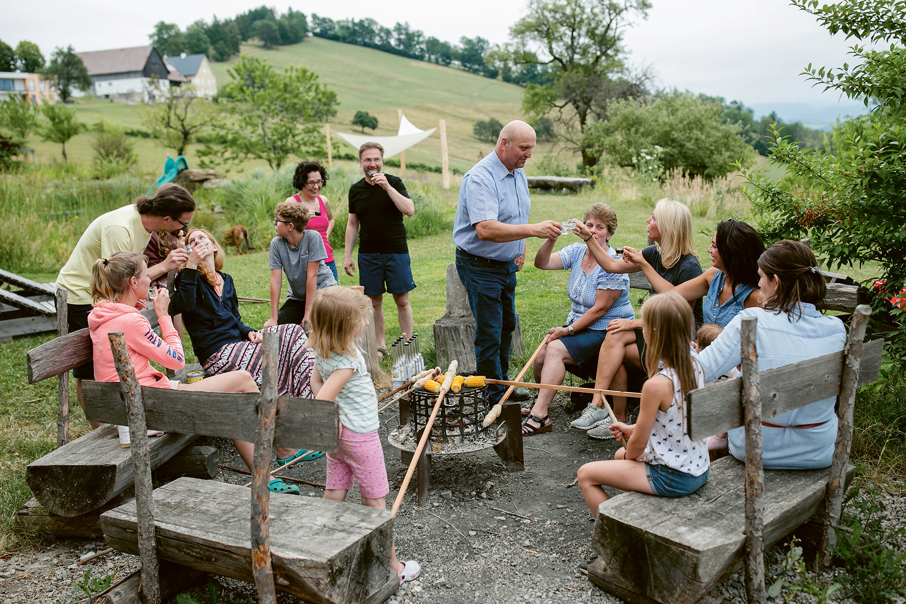 Beim Ebenbauer ist ein hoher Wohlfühlfaktor garantiert: Am Dienstag, 4. Juli, findet „Genuss in Gemeinschaft – Mostviertler Hof-Erlebnisse“ bei Familie Wagner in Windhag statt. Foto: Sandra Wagner