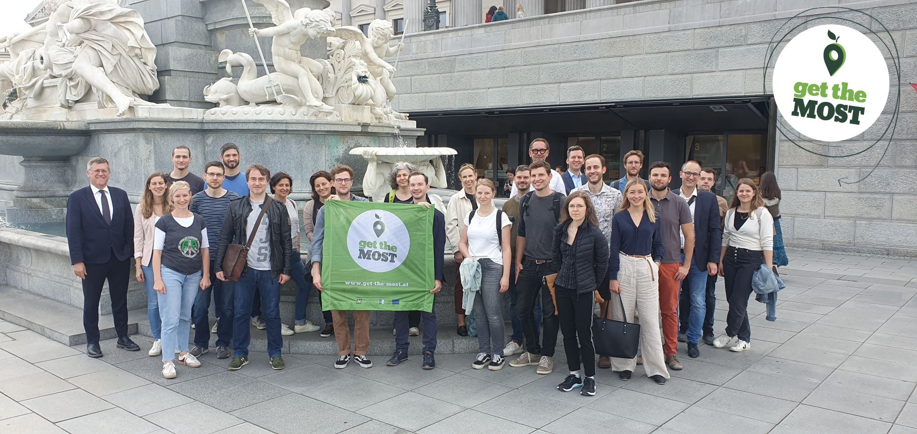 Der achte Mostviertel in Wien-Stammtisch fand im Parlament statt. Die Teilnehmer*innen mit Leo Lugmayr beim Pallas-Athene Brunnen in Wien.