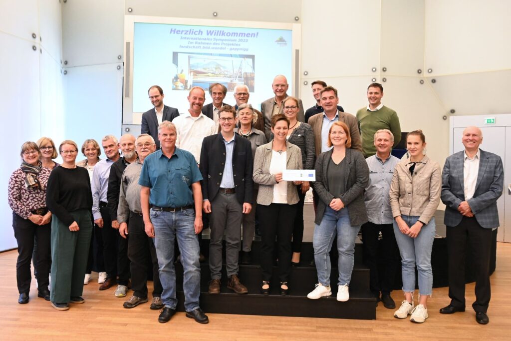 Gruppenfoto der Teilnehmer beim Symposium im Kristallsaal im Schloss Rothschild: Foto: Conny Engleder, Stadt Waidhofen