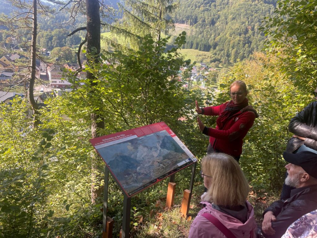 Eröffnung Zeitfenster in Hollenstein an der Ybbs durch die Bürgermeisterin aus Hollenstein an der Ybbs Manuela Zebenholzer.