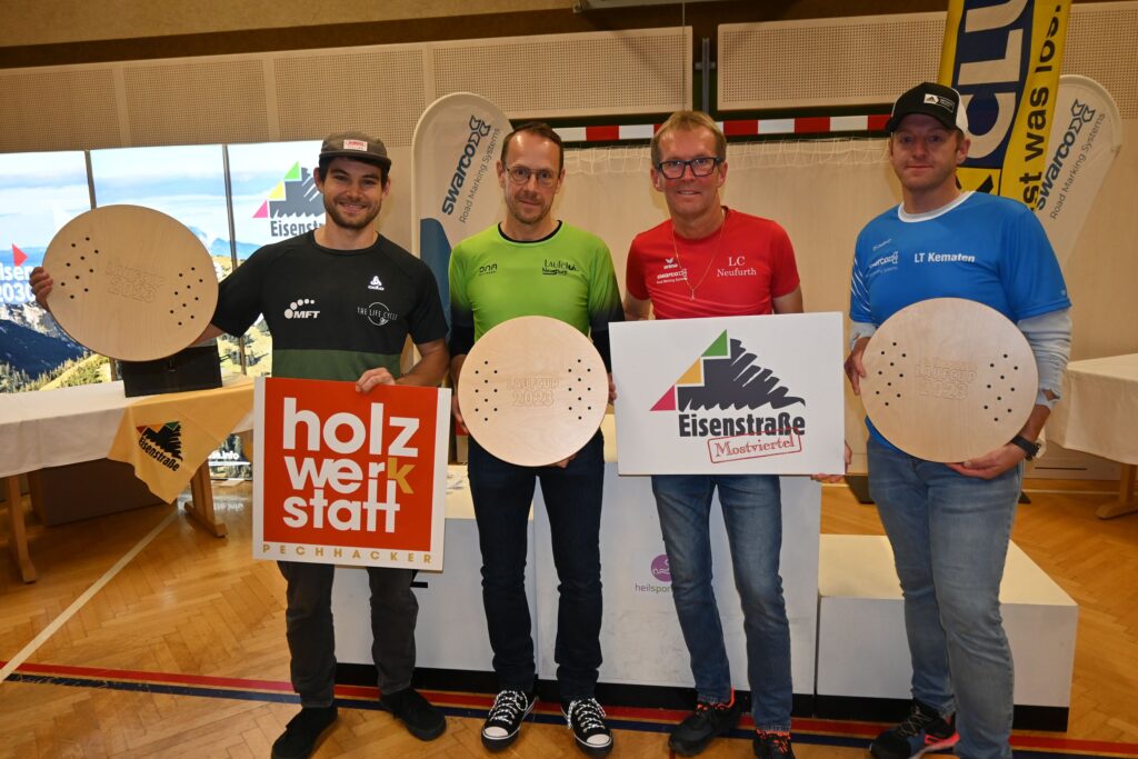 Die diesjährigen Eisenstraße Laufcup Trophäen wurden von Holzwerkstatt Pechhacker gefertigt. Es sind eine Sonderedition der MFT Balance Boards. Über die gelungene Kooperation freuen sich Thomas Pechhacker, Hubert Ritzmaier, Walter Kloimwieder und Herbert Eibl (v.l.)